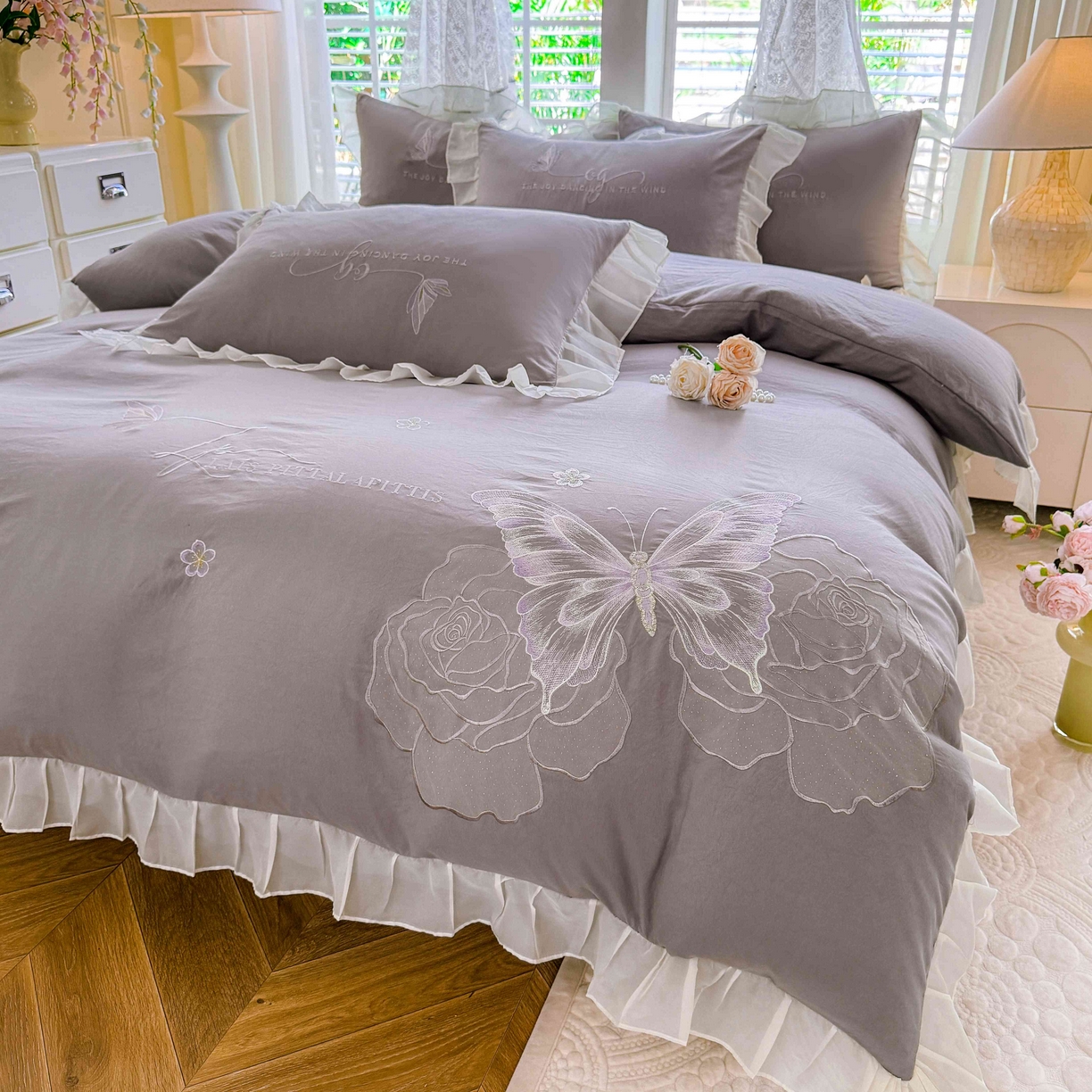 91家纺网 家纺一手货源 找家纺 大麦乐田 2025新款法式少女心水洗公主风贴布绣蕾丝花边四件套 花蝶之恋-绅士灰