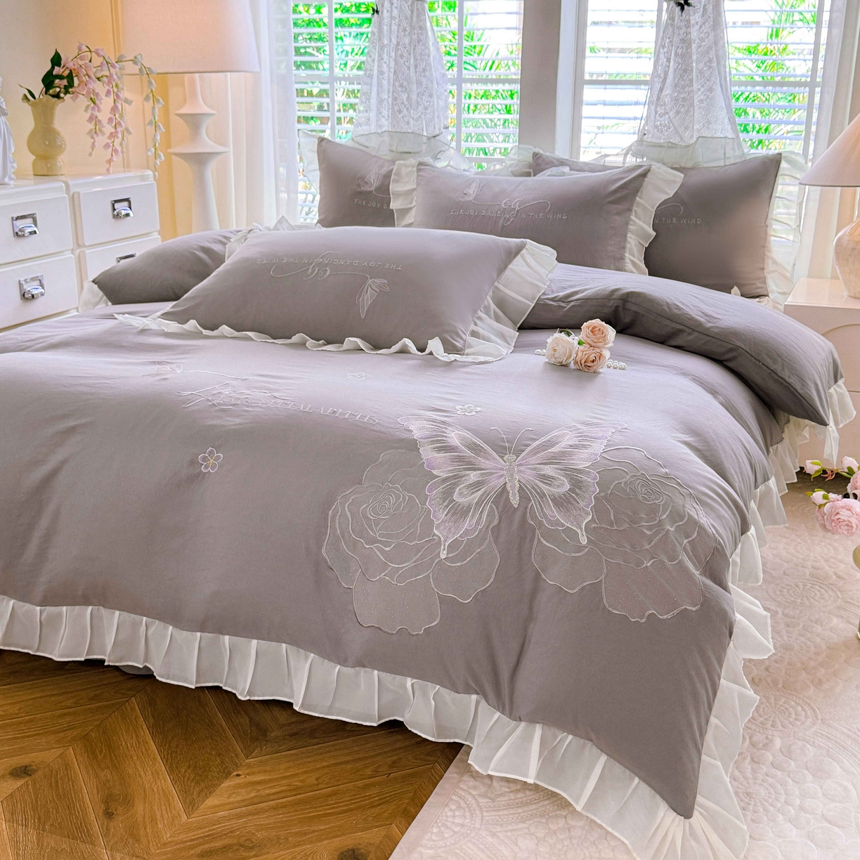 91家纺网 家纺一手货源 找家纺 大麦乐田 2025新款法式少女心水洗公主风贴布绣蕾丝花边四件套 花蝶之恋-绅士灰