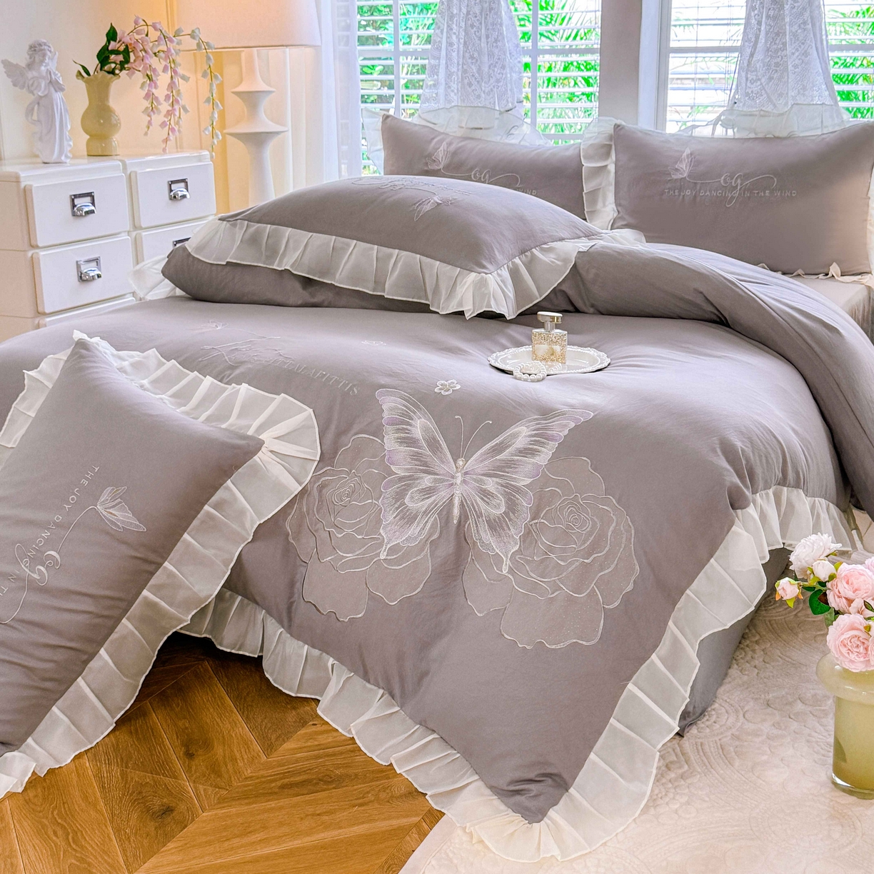 91家纺网 家纺一手货源 找家纺 大麦乐田 2025新款法式少女心水洗公主风贴布绣蕾丝花边四件套 花蝶之恋-绅士灰