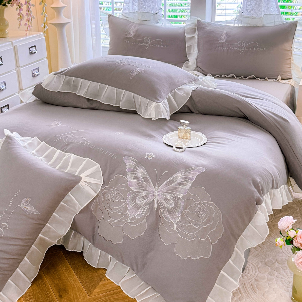 91家纺网 家纺一手货源 找家纺 大麦乐田 2025新款法式少女心水洗公主风贴布绣蕾丝花边四件套 花蝶之恋-绅士灰