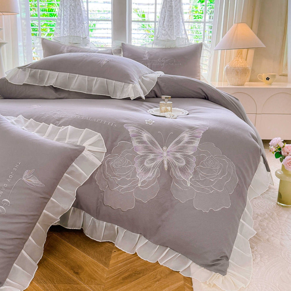 91家纺网 家纺一手货源 找家纺 大麦乐田 2025新款法式少女心水洗公主风贴布绣蕾丝花边四件套 花蝶之恋-绅士灰