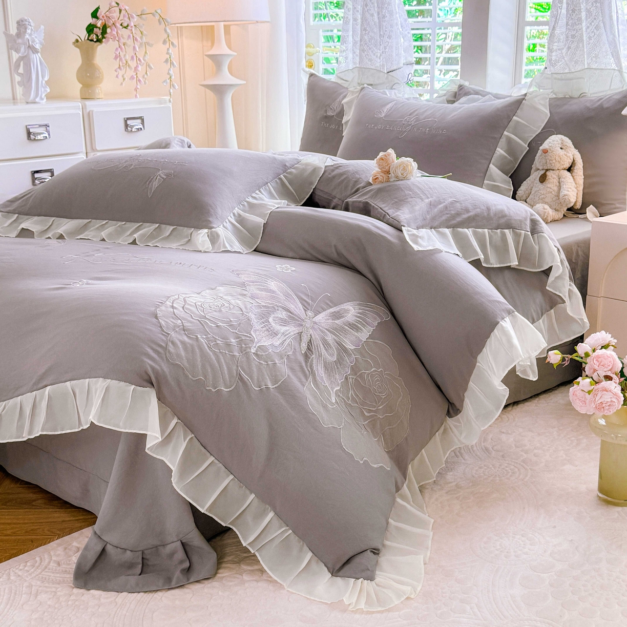 91家纺网 家纺一手货源 找家纺 大麦乐田 2025新款法式少女心水洗公主风贴布绣蕾丝花边四件套 花蝶之恋-绅士灰