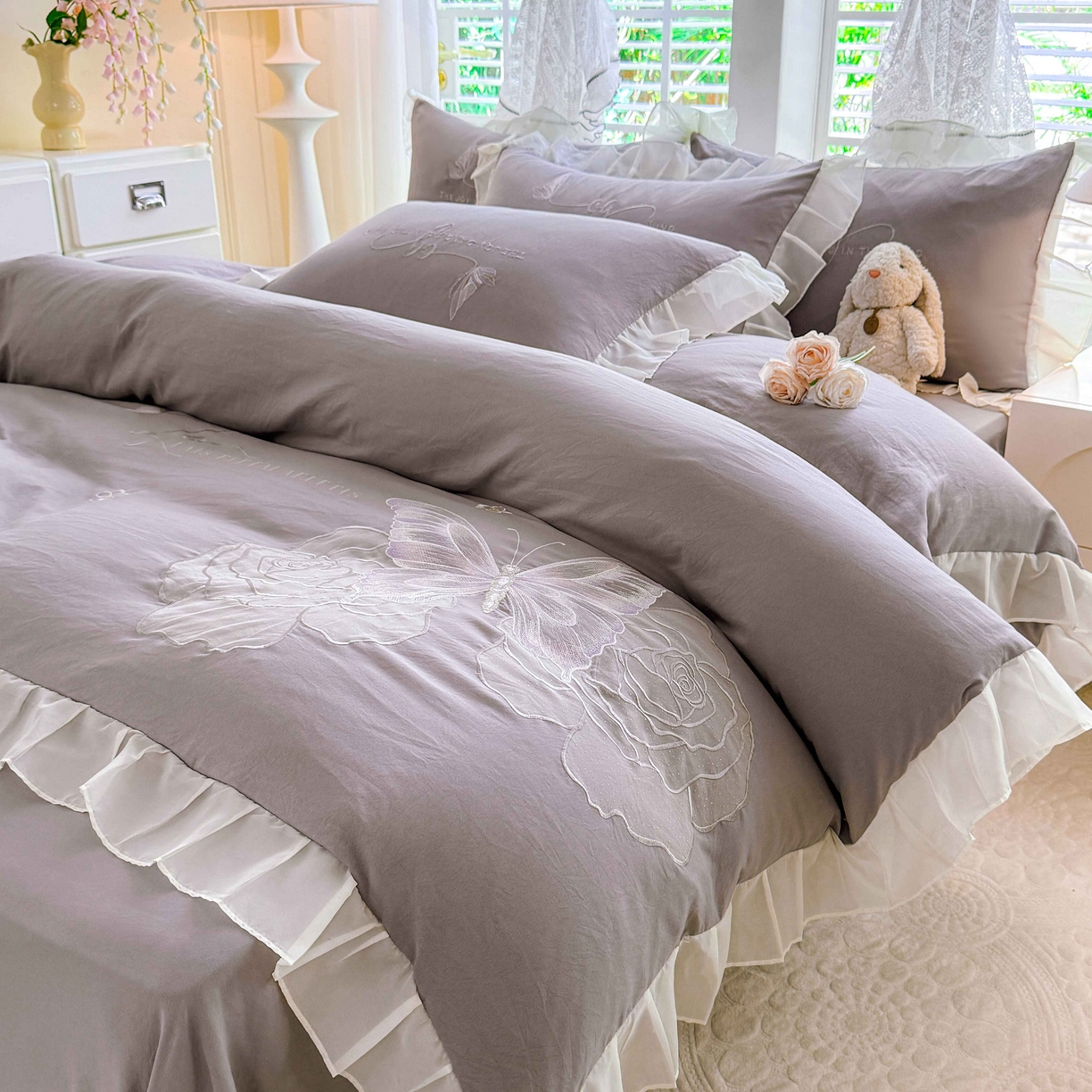 91家纺网 家纺一手货源 找家纺 大麦乐田 2025新款法式少女心水洗公主风贴布绣蕾丝花边四件套 花蝶之恋-绅士灰