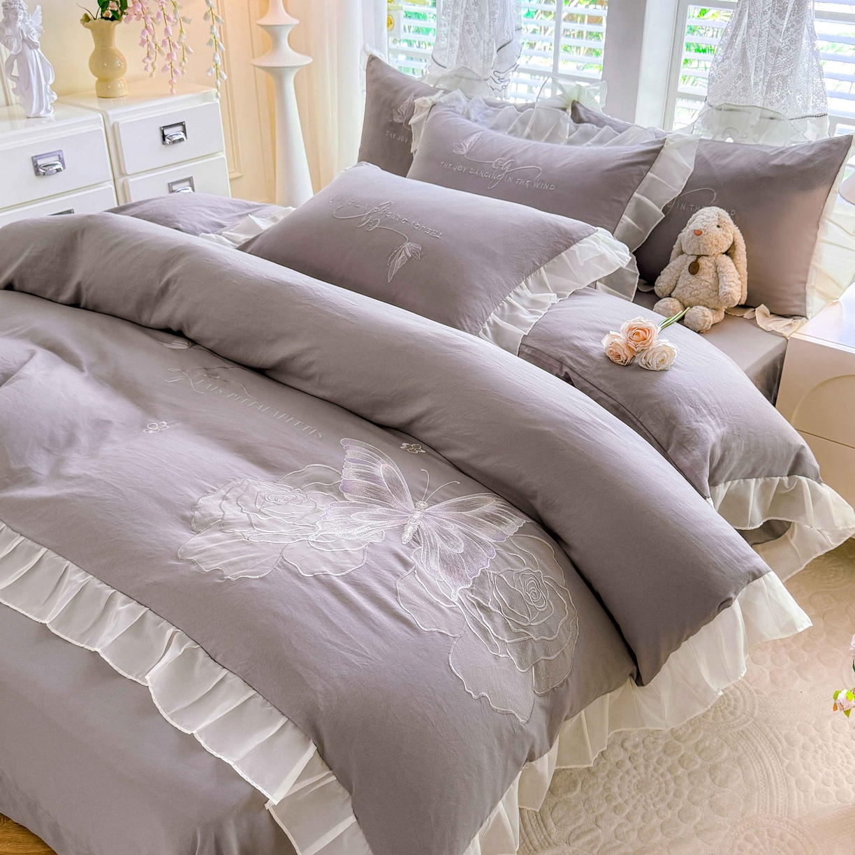 91家纺网 家纺一手货源 找家纺 大麦乐田 2025新款法式少女心水洗公主风贴布绣蕾丝花边四件套 花蝶之恋-绅士灰