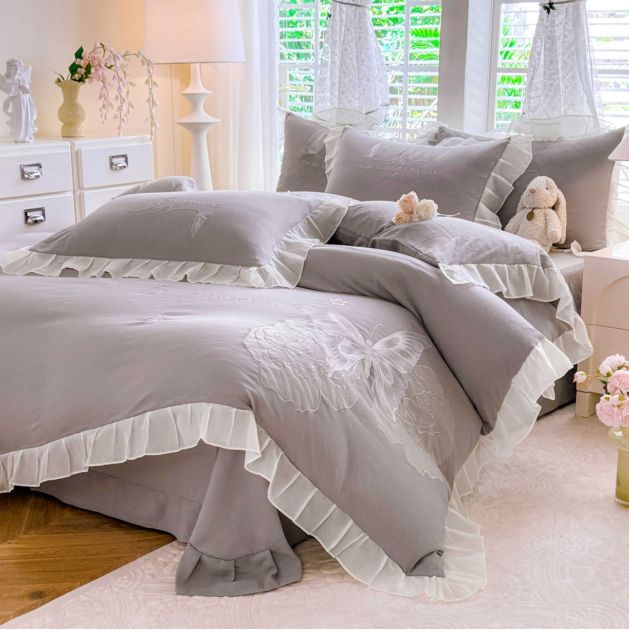 91家纺网 家纺一手货源 找家纺 大麦乐田 2025新款法式少女心水洗公主风贴布绣蕾丝花边四件套 花蝶之恋-绅士灰