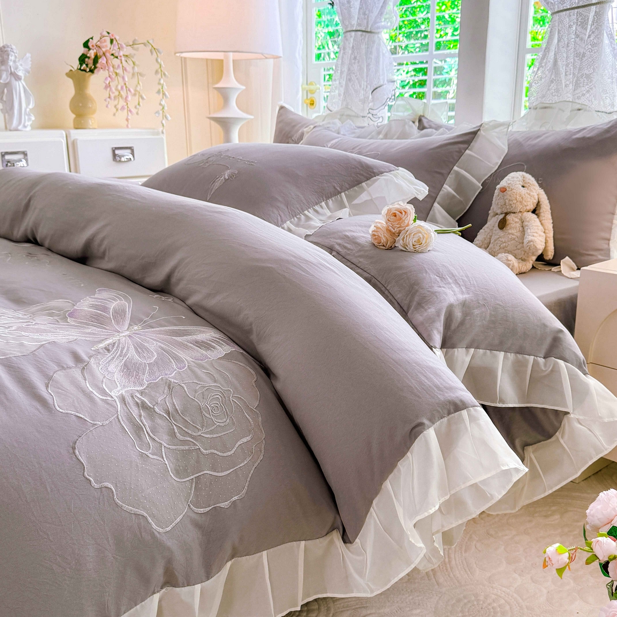 91家纺网 家纺一手货源 找家纺 大麦乐田 2025新款法式少女心水洗公主风贴布绣蕾丝花边四件套 花蝶之恋-绅士灰