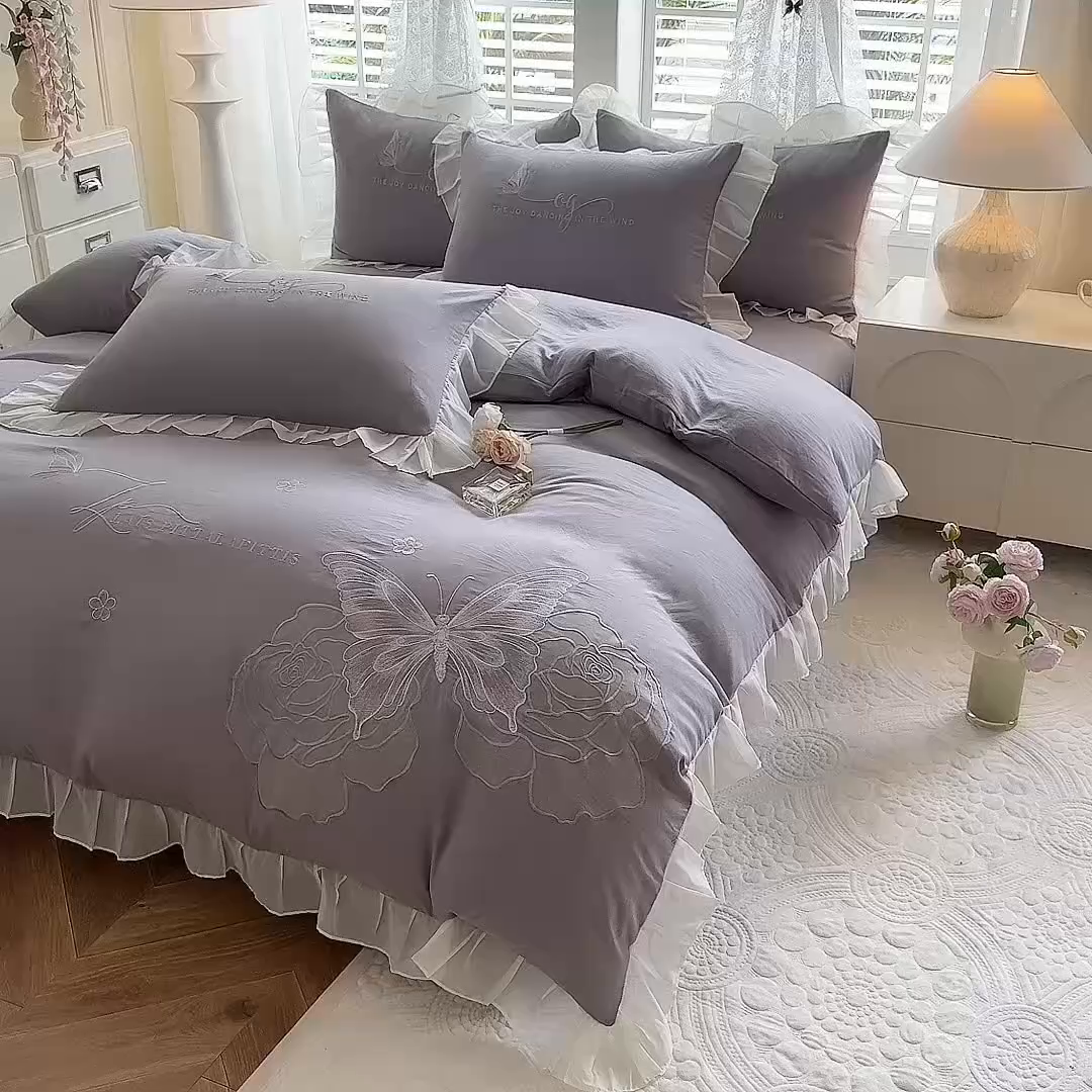 91家纺网 家纺一手货源 找家纺 大麦乐田 2025新款法式少女心水洗公主风贴布绣蕾丝花边四件套 花蝶之恋-绅士灰