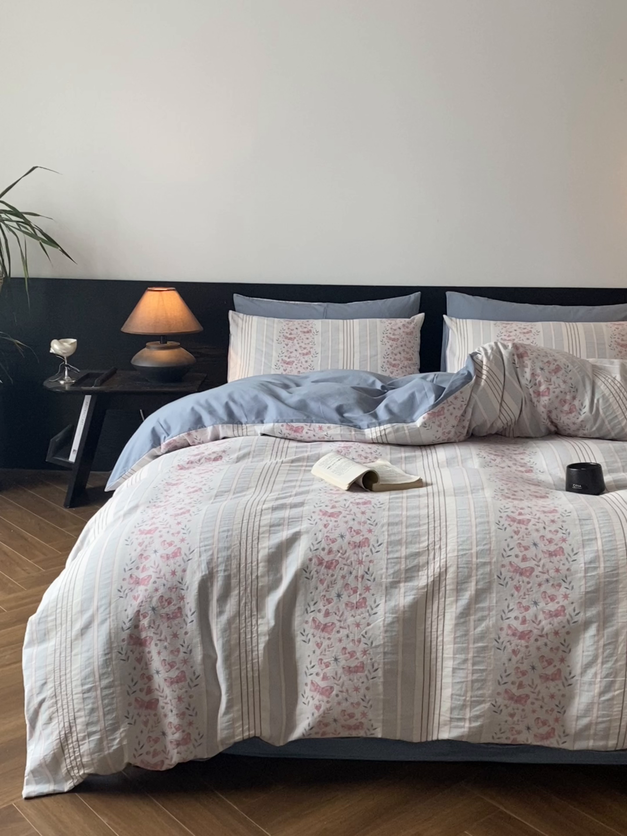 91家纺网 家纺一手货源 找家纺 言一 2025秋冬新品A类60S新疆长绒棉纯棉陶瓷轻磨毛四件套水洗棉提花全棉床单被套 蝶栩-粉蓝色