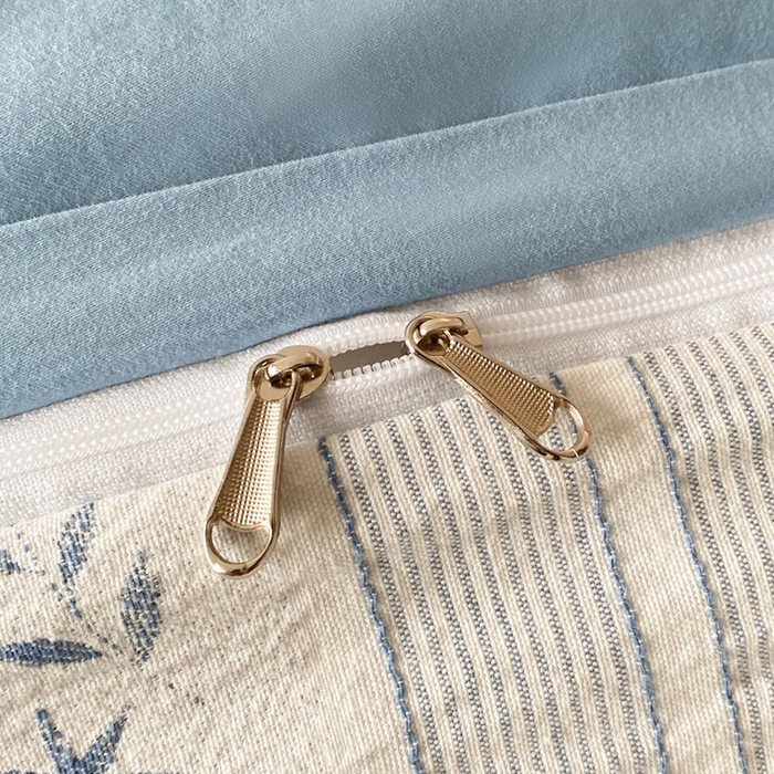 91家纺网 家纺一手货源 找家纺 言一 2025秋冬新品A类60S新疆长绒棉纯棉陶瓷轻磨毛四件套水洗棉提花全棉床单被套 蝶栩-天青藍