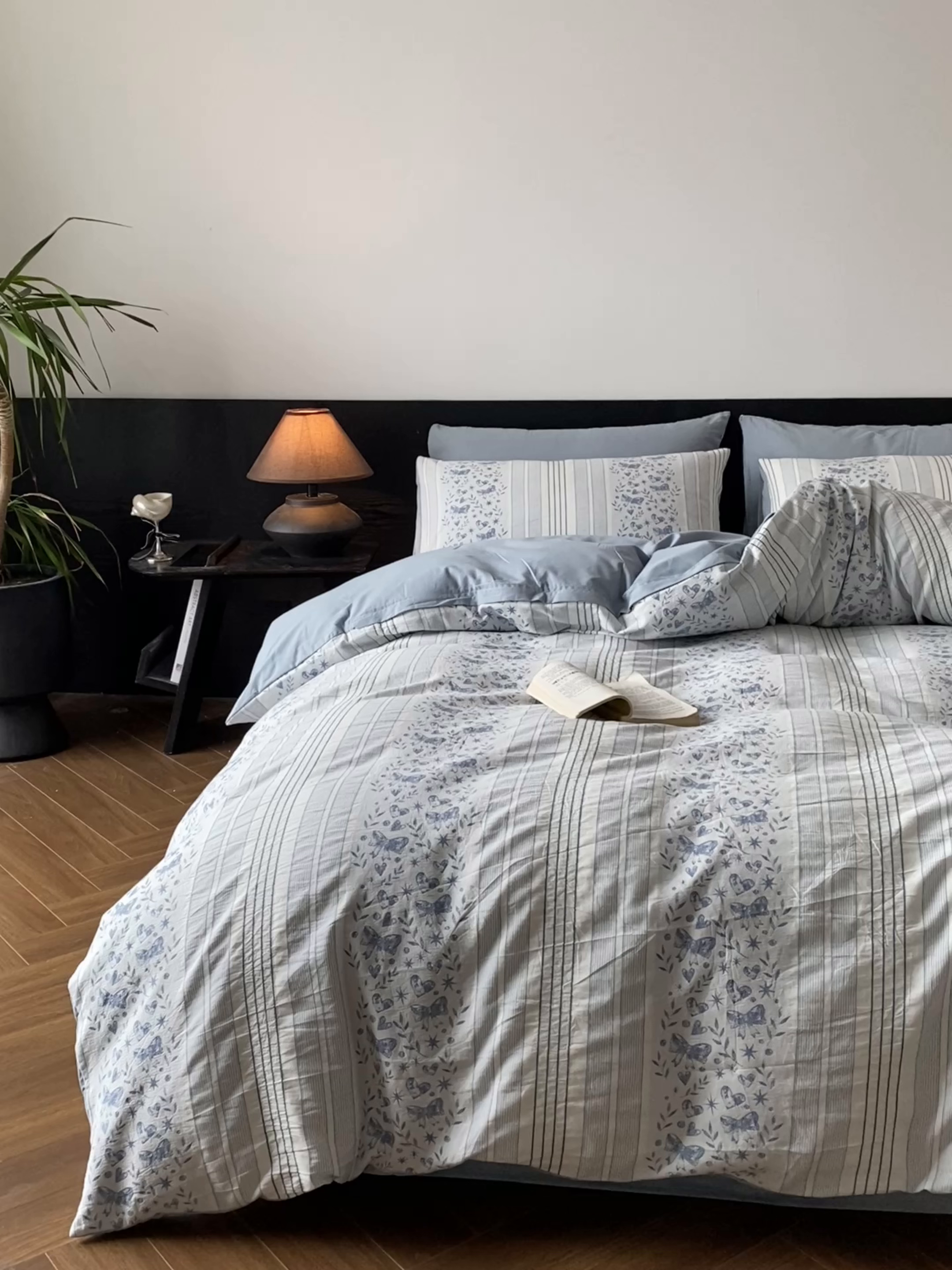 91家纺网 家纺一手货源 找家纺 言一 2025秋冬新品A类60S新疆长绒棉纯棉陶瓷轻磨毛四件套水洗棉提花全棉床单被套 蝶栩-天青藍