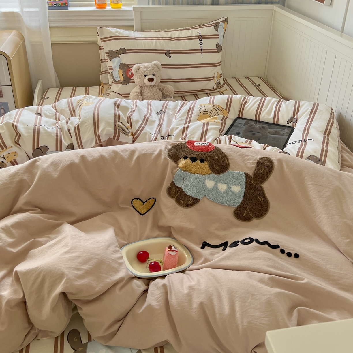 91家纺网 家纺一手货源 找家纺 三元色 2025新款110克水洗云朵棉毛巾绣四件套 爱心腊肠狗