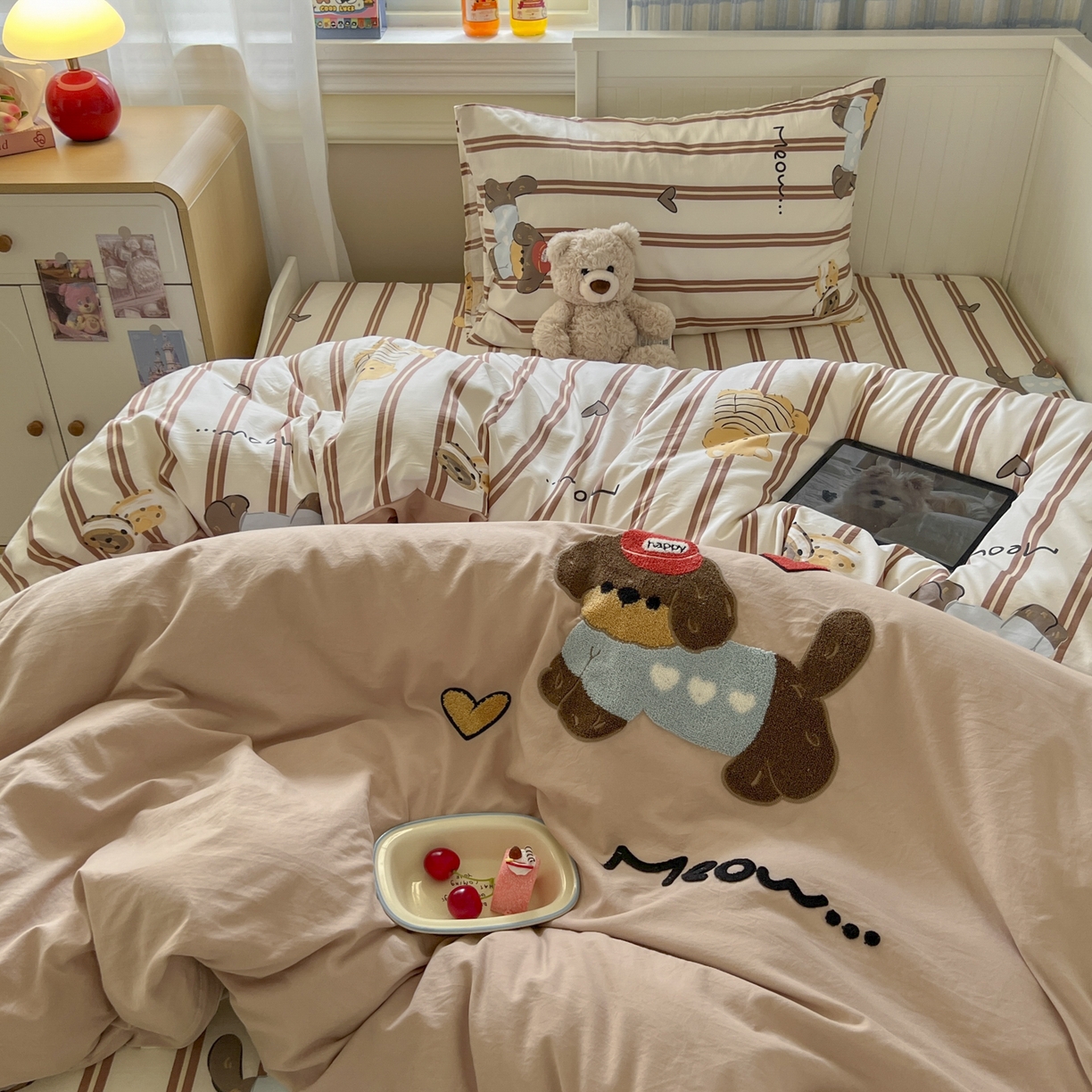 91家纺网 家纺一手货源 找家纺 三元色 2025新款110克水洗云朵棉毛巾绣四件套 爱心腊肠狗