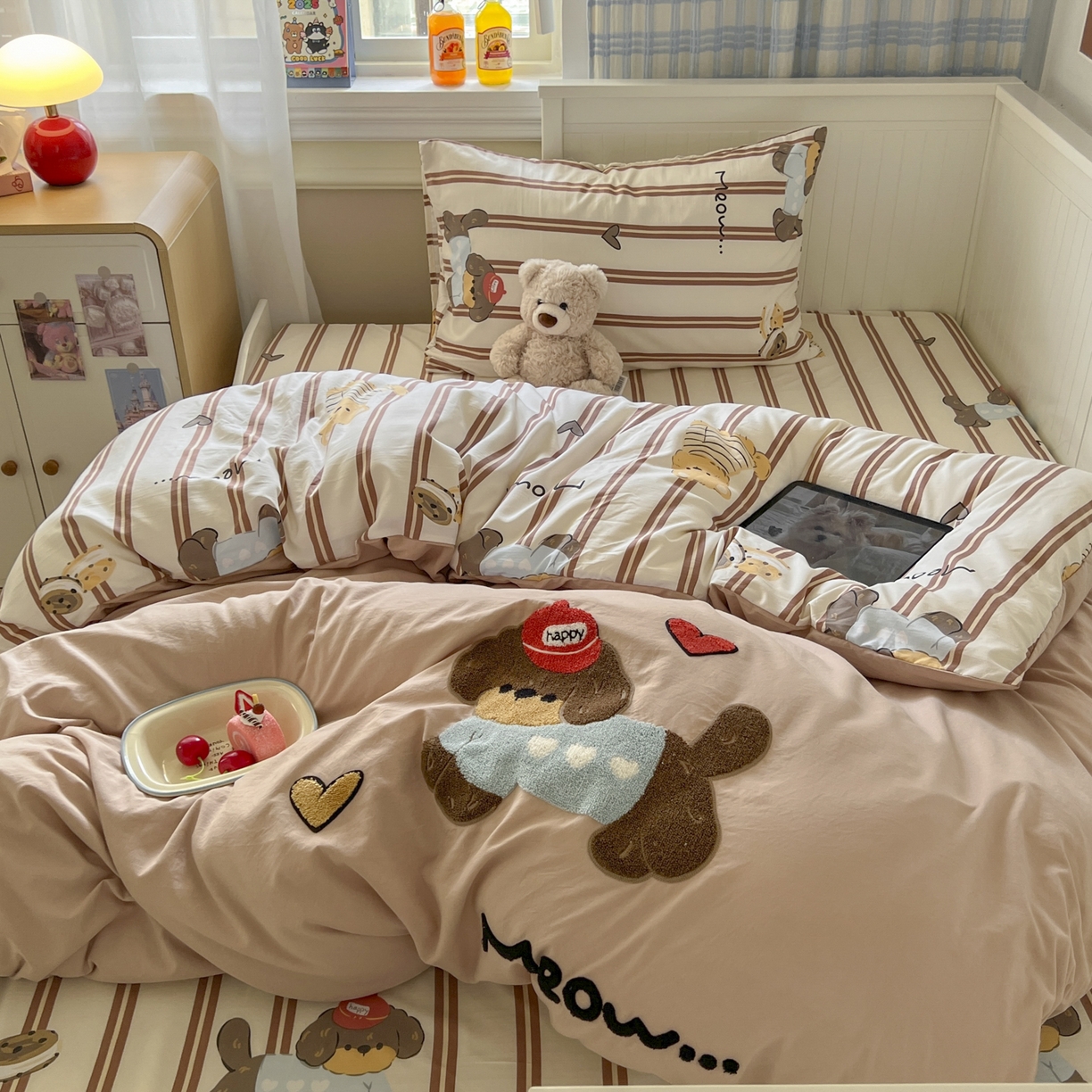 91家纺网 家纺一手货源 找家纺 三元色 2025新款110克水洗云朵棉毛巾绣四件套 爱心腊肠狗