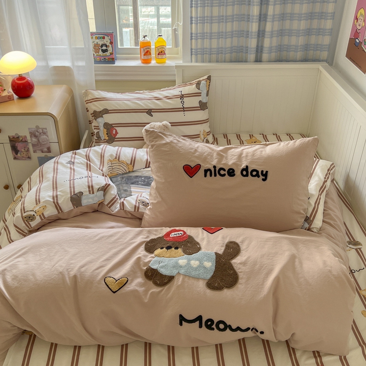 91家纺网 家纺一手货源 找家纺 三元色 2025新款110克水洗云朵棉毛巾绣四件套 爱心腊肠狗