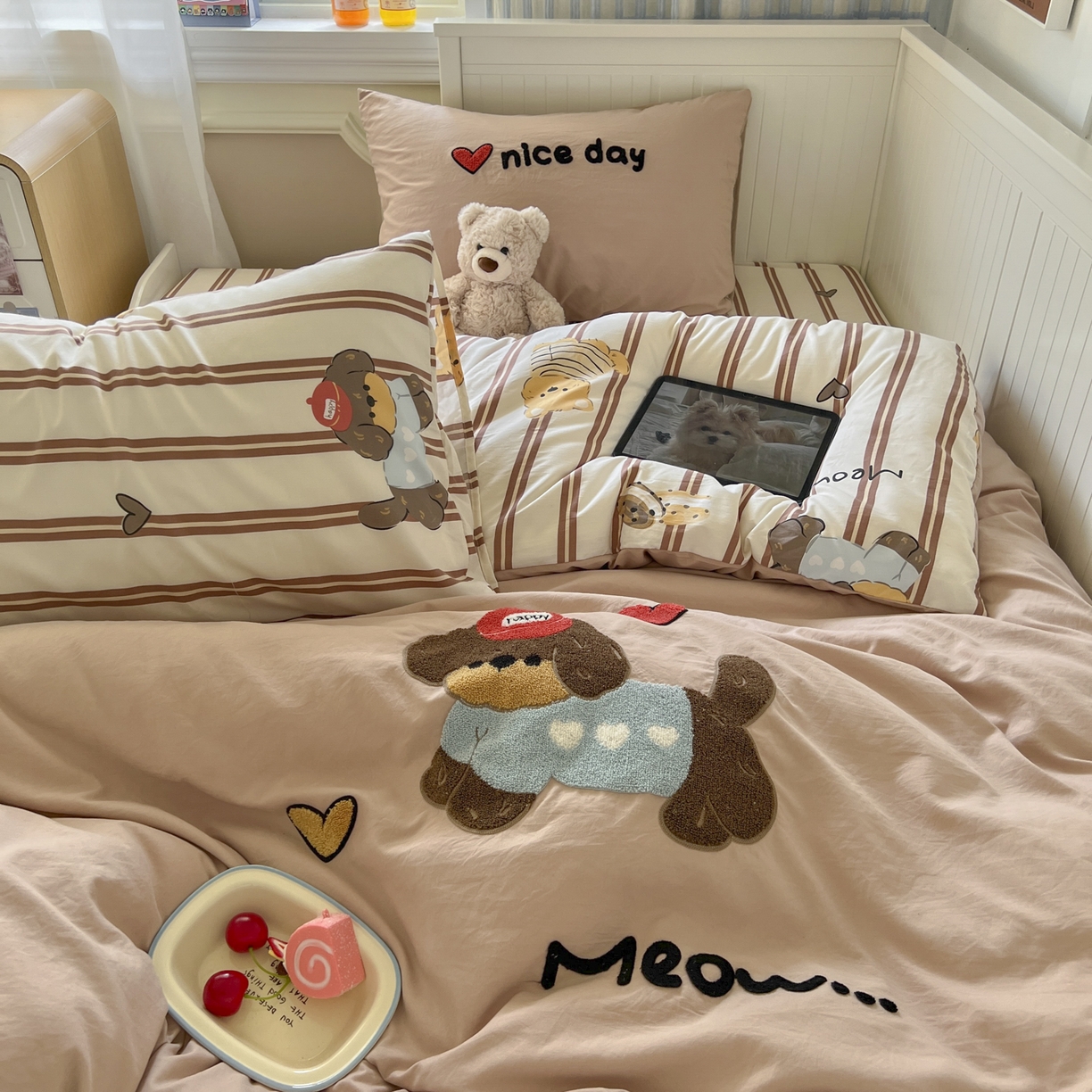 91家纺网 家纺一手货源 找家纺 三元色 2025新款110克水洗云朵棉毛巾绣四件套 爱心腊肠狗