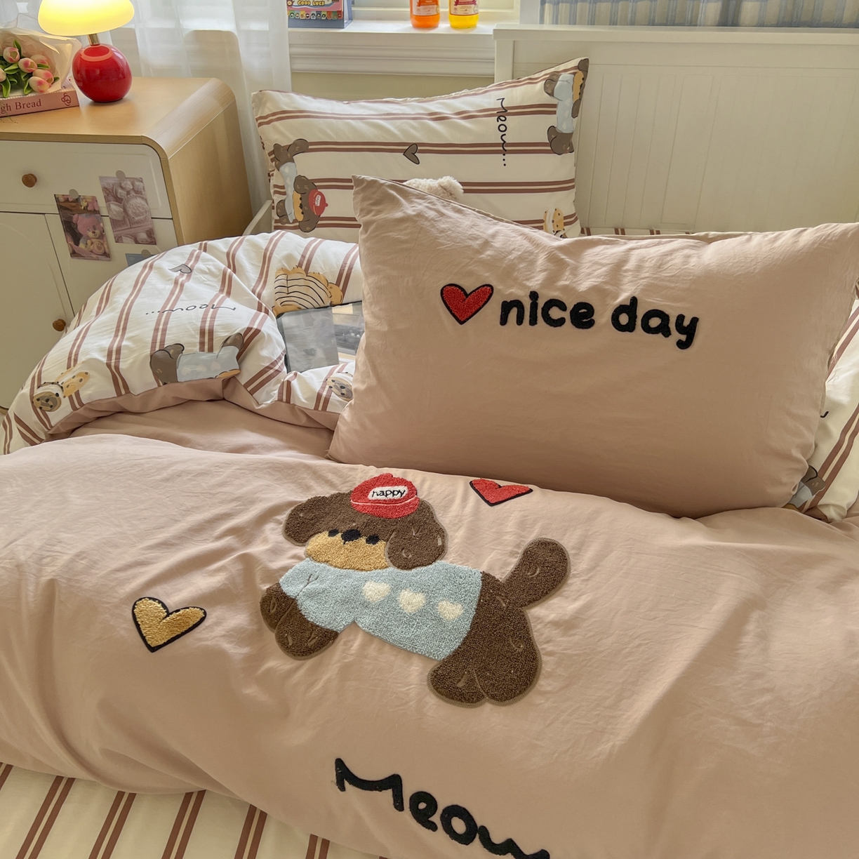 91家纺网 家纺一手货源 找家纺 三元色 2025新款110克水洗云朵棉毛巾绣四件套 爱心腊肠狗