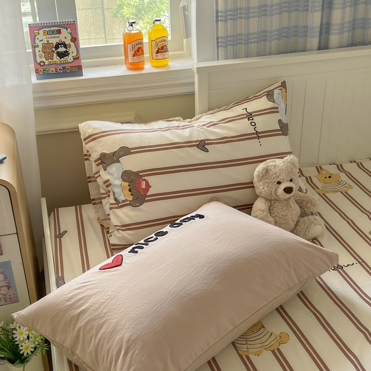 91家纺网 家纺一手货源 找家纺 三元色 2025新款110克水洗云朵棉毛巾绣四件套 爱心腊肠狗