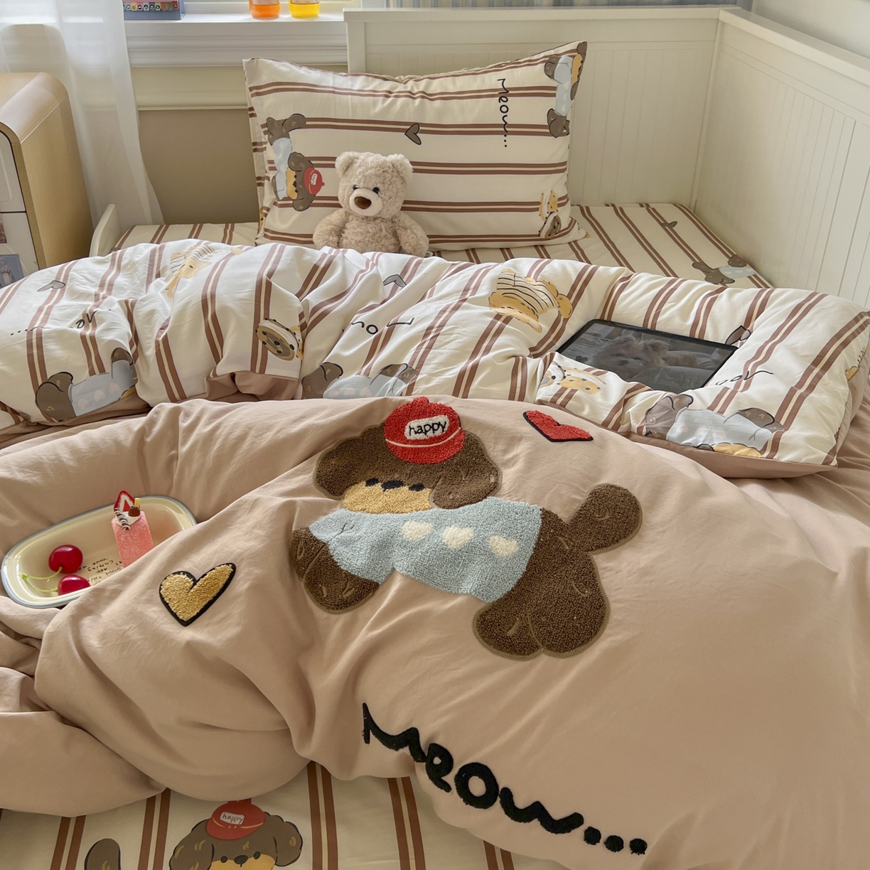 91家纺网 家纺一手货源 找家纺 三元色 2025新款110克水洗云朵棉毛巾绣四件套 爱心腊肠狗