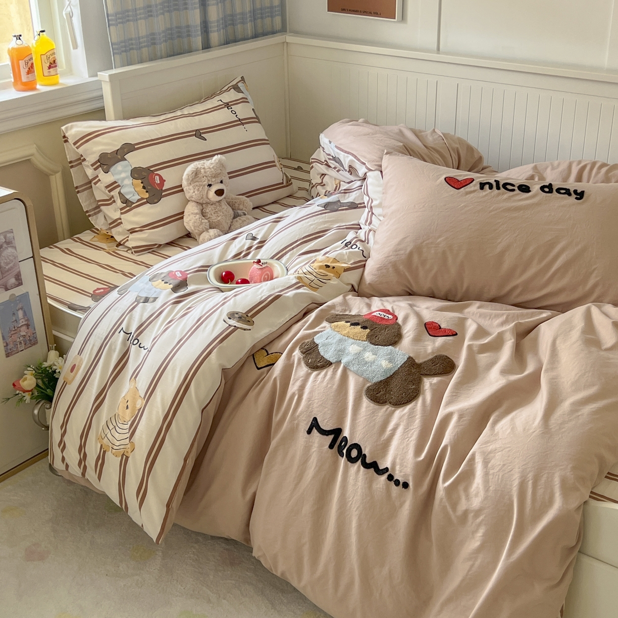 91家纺网 家纺一手货源 找家纺 三元色 2025新款110克水洗云朵棉毛巾绣四件套 爱心腊肠狗