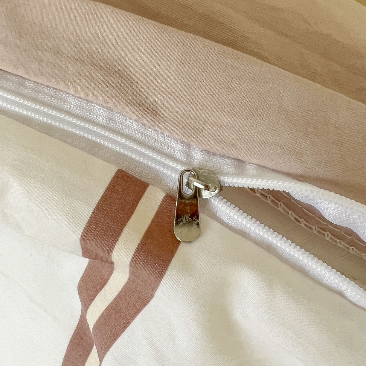 91家纺网 家纺一手货源 找家纺 三元色 2025新款110克水洗云朵棉毛巾绣四件套 爱心腊肠狗