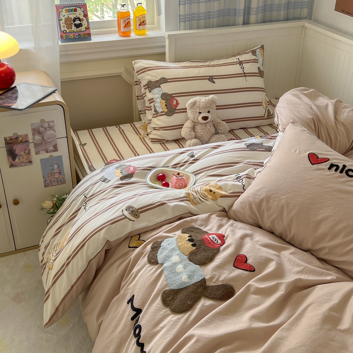 91家纺网 家纺一手货源 找家纺 三元色 2025新款110克水洗云朵棉毛巾绣四件套 爱心腊肠狗