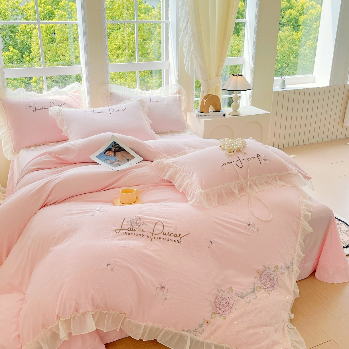 91家纺网 家纺一手货源 找家纺 大麦乐田 2025新款公主风花边糯小棉刺绣贴布绣四件套 美丽邂逅-浅玉