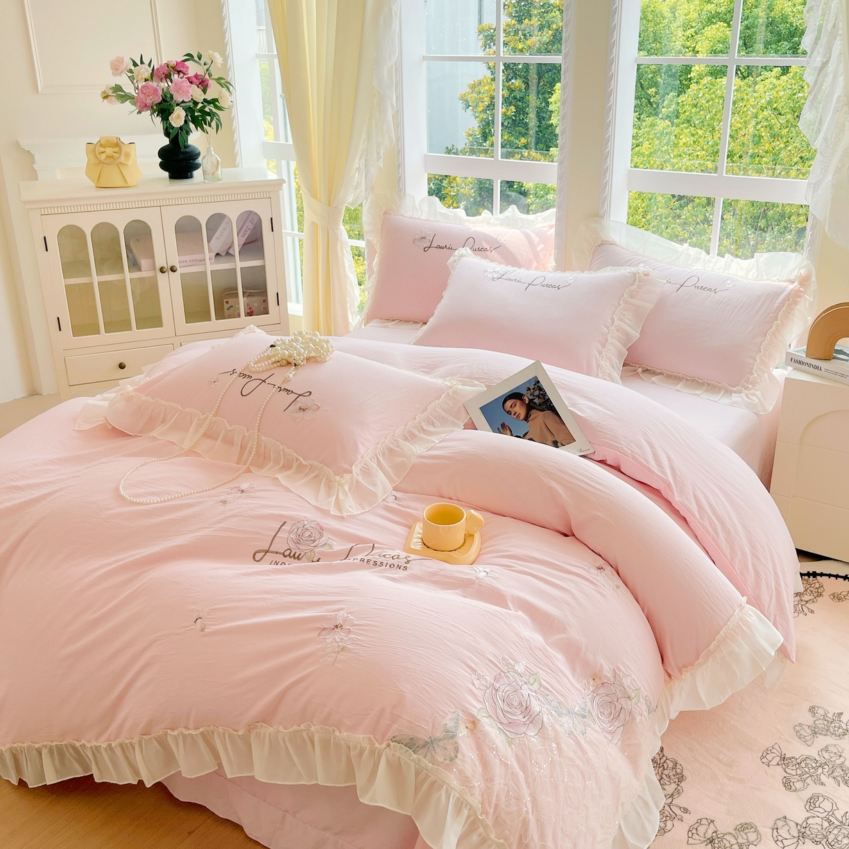 91家纺网 家纺一手货源 找家纺 大麦乐田 2025新款公主风花边糯小棉刺绣贴布绣四件套 美丽邂逅-浅玉