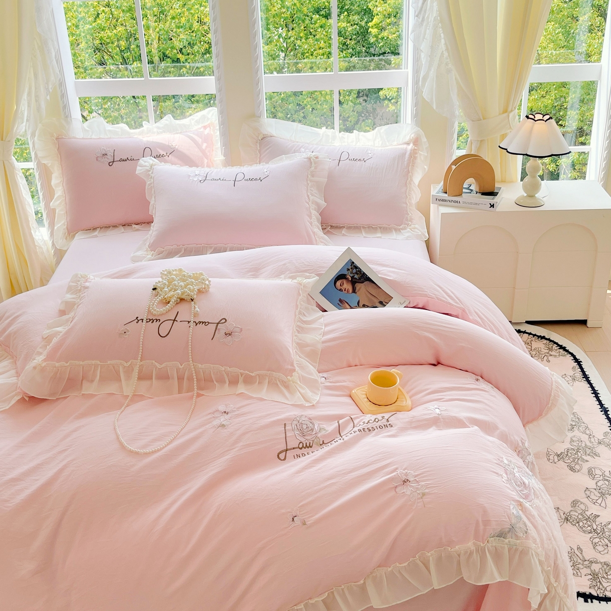 91家纺网 家纺一手货源 找家纺 大麦乐田 2025新款公主风花边糯小棉刺绣贴布绣四件套 美丽邂逅-浅玉