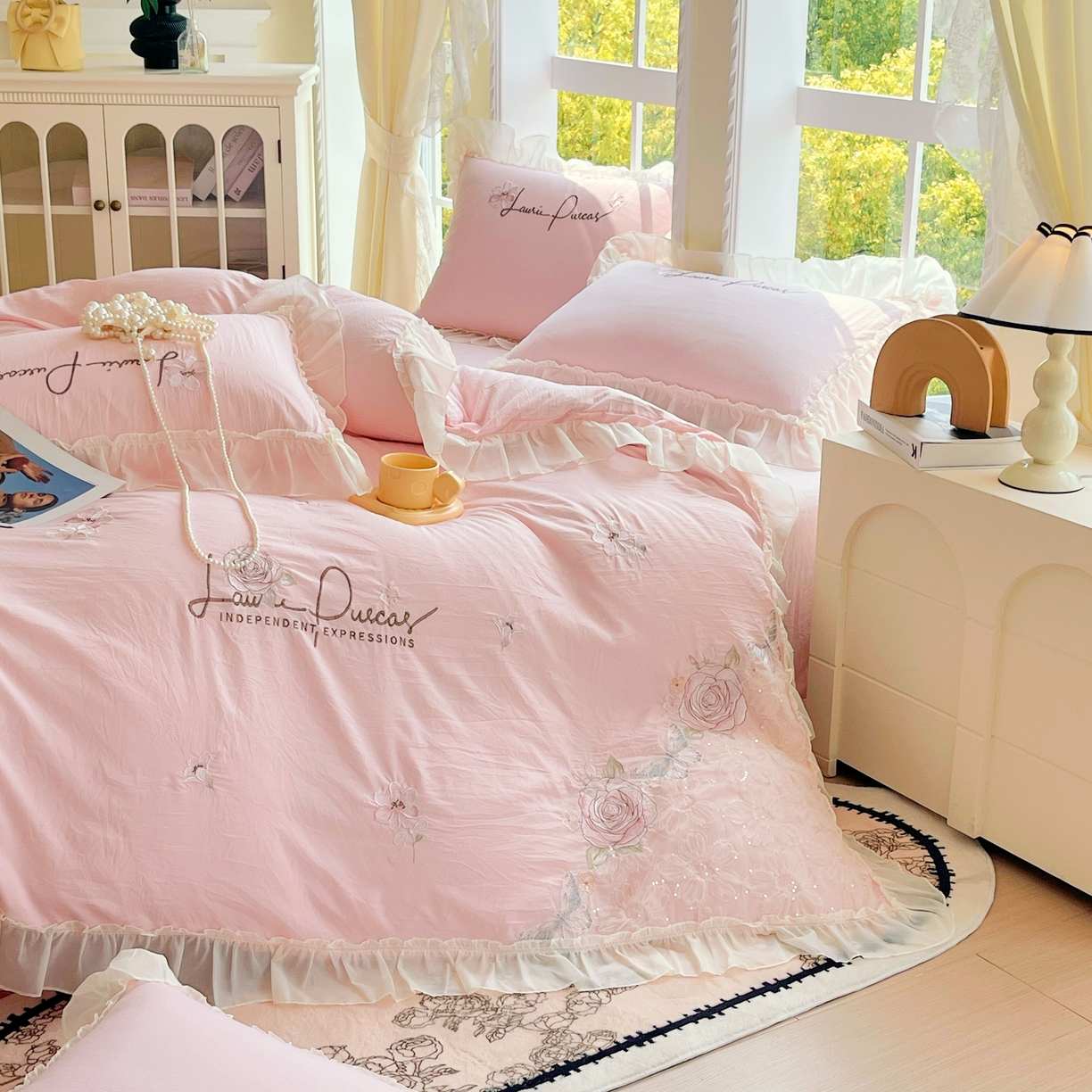 91家纺网 家纺一手货源 找家纺 大麦乐田 2025新款公主风花边糯小棉刺绣贴布绣四件套 美丽邂逅-浅玉