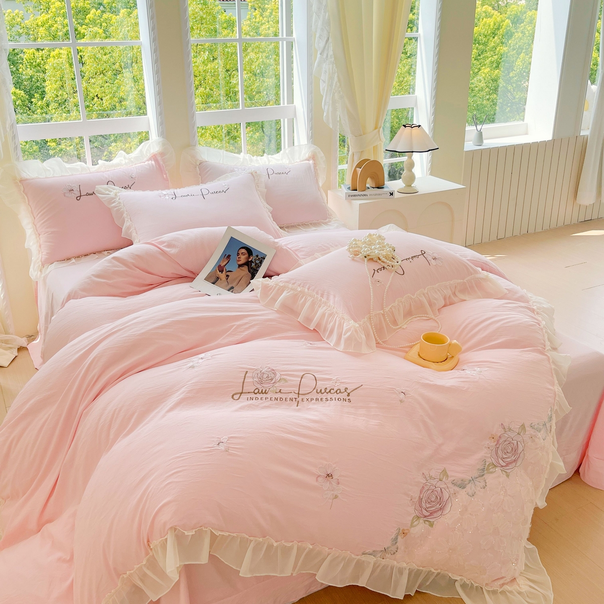 91家纺网 家纺一手货源 找家纺 大麦乐田 2025新款公主风花边糯小棉刺绣贴布绣四件套 美丽邂逅-浅玉