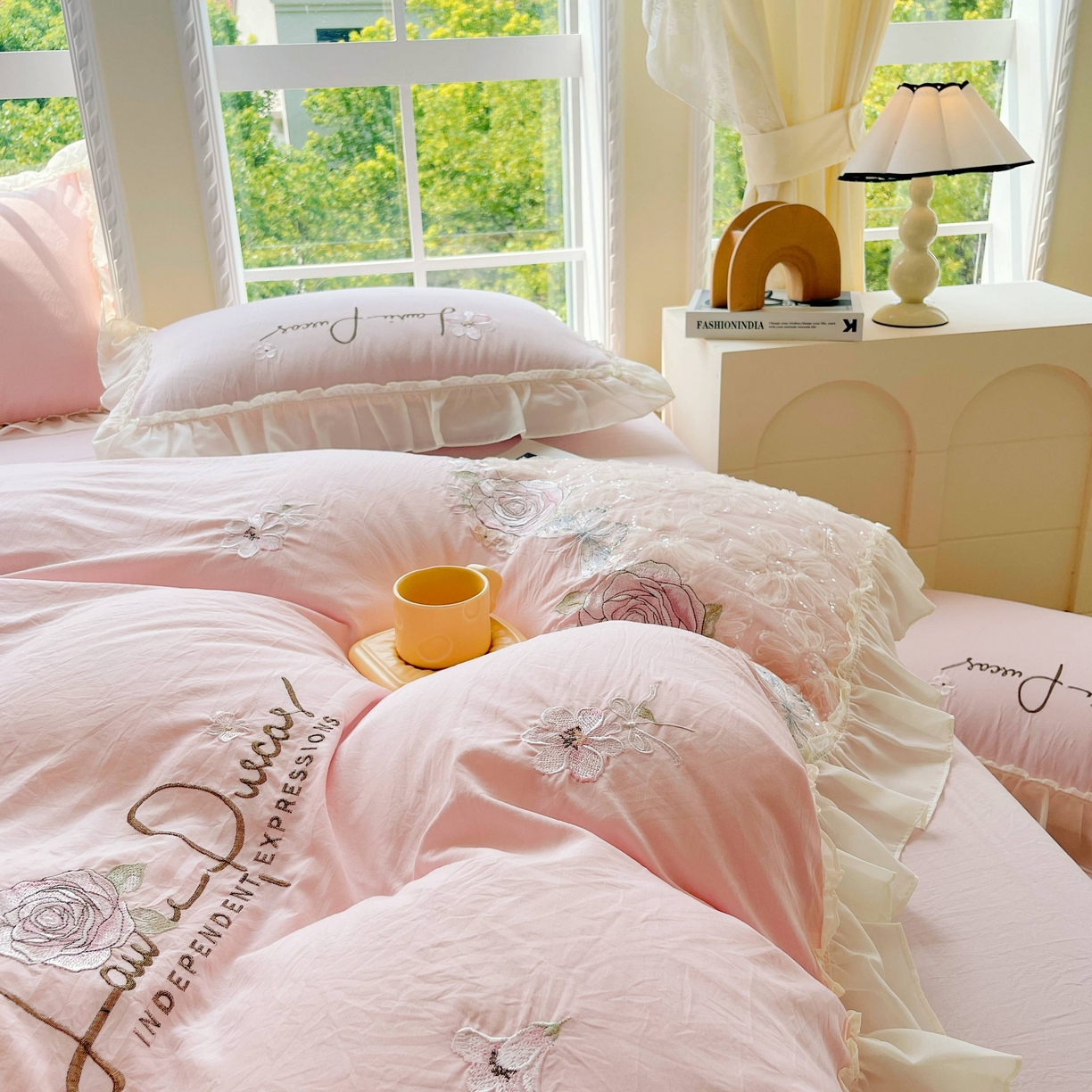 91家纺网 家纺一手货源 找家纺 大麦乐田 2025新款公主风花边糯小棉刺绣贴布绣四件套 美丽邂逅-浅玉