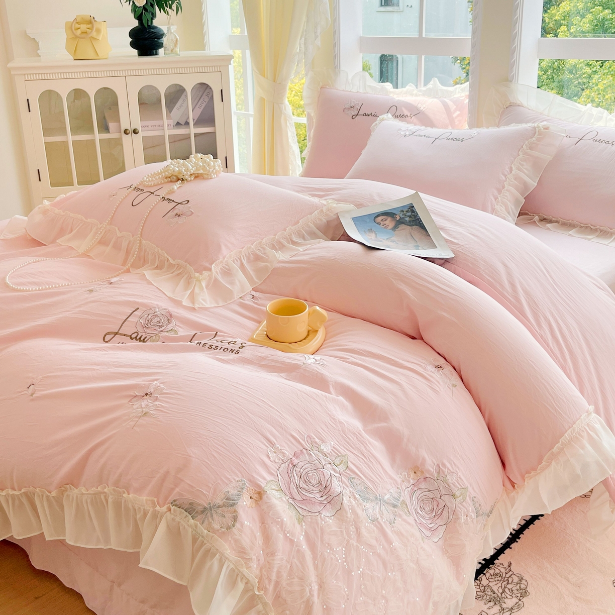 91家纺网 家纺一手货源 找家纺 大麦乐田 2025新款公主风花边糯小棉刺绣贴布绣四件套 美丽邂逅-浅玉