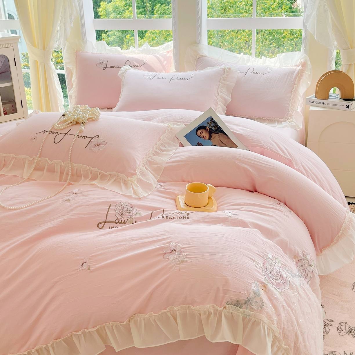 91家纺网 家纺一手货源 找家纺 大麦乐田 2025新款公主风花边糯小棉刺绣贴布绣四件套 美丽邂逅-浅玉