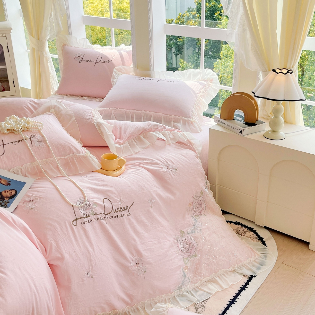 91家纺网 家纺一手货源 找家纺 大麦乐田 2025新款公主风花边糯小棉刺绣贴布绣四件套 美丽邂逅-浅玉