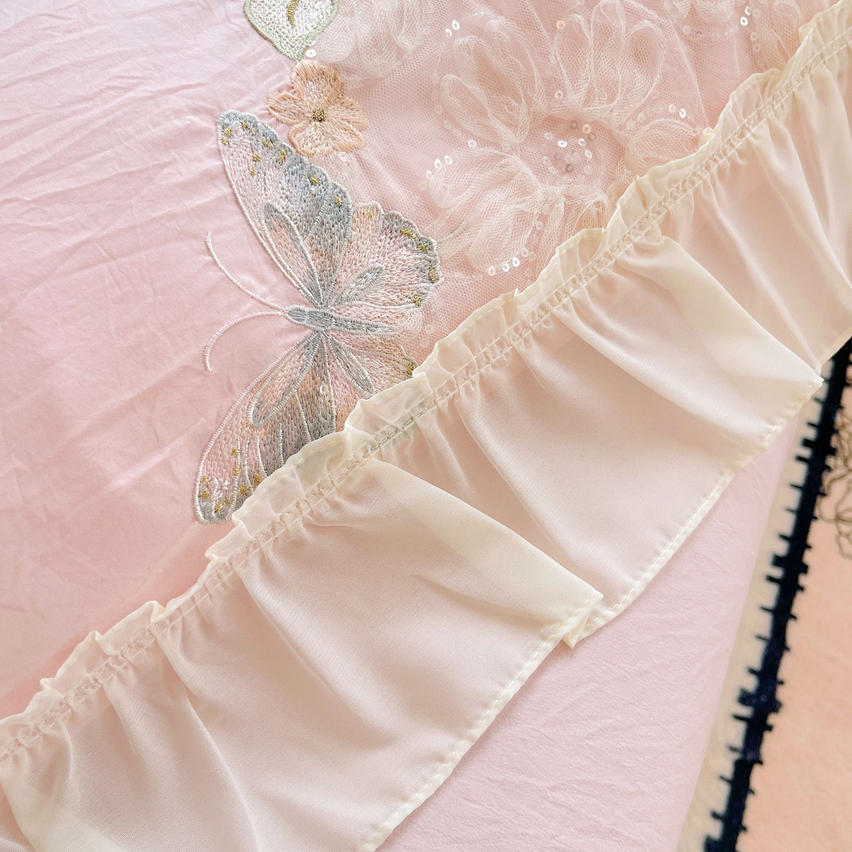 91家纺网 家纺一手货源 找家纺 大麦乐田 2025新款公主风花边糯小棉刺绣贴布绣四件套 美丽邂逅-浅玉