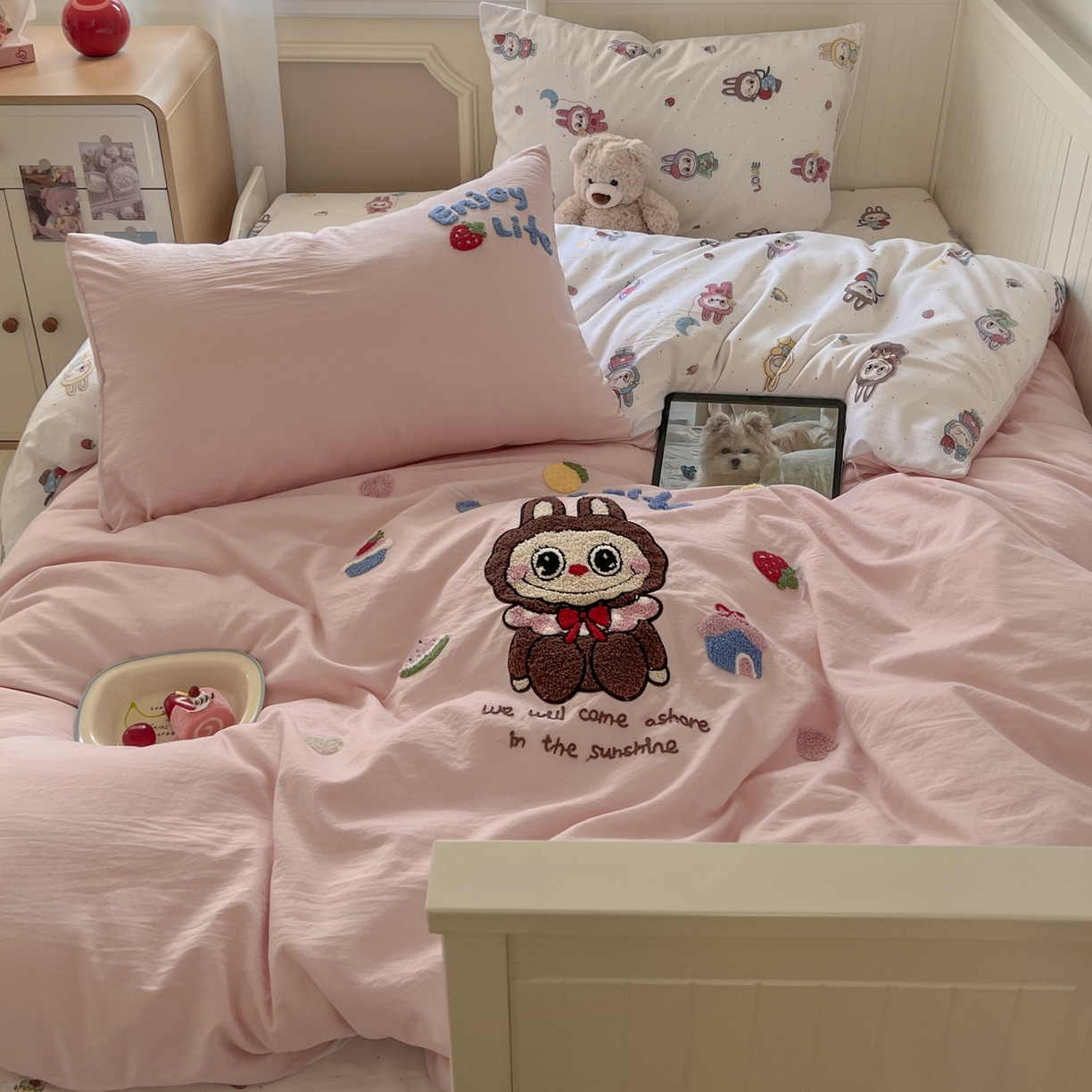 91家纺网 家纺一手货源 找家纺 三元色 2025新款110克水洗云朵棉毛巾绣四件套 草莓bubu