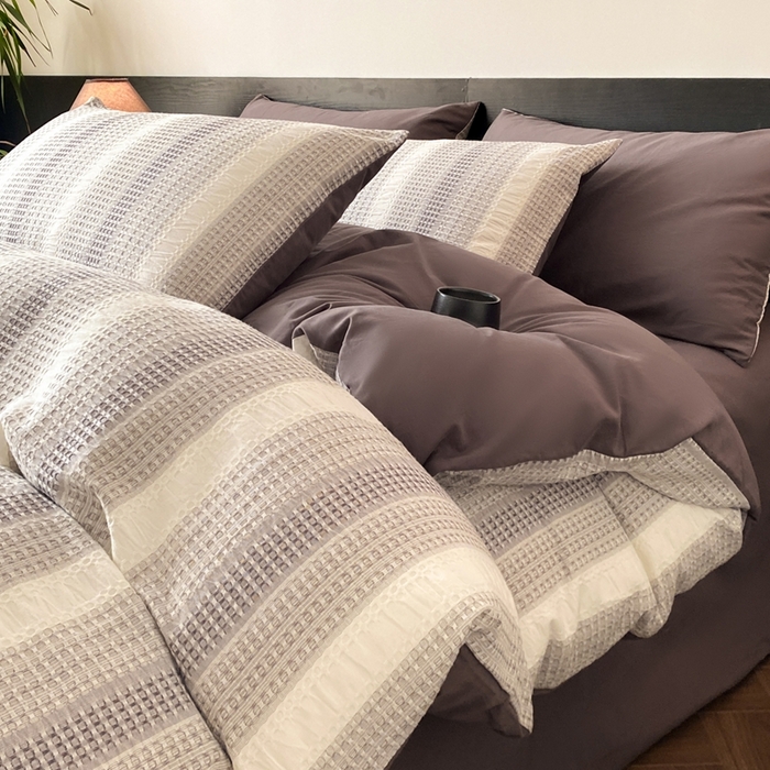 91家纺网 家纺一手货源 找家纺 言一 2025秋冬新品A类60S新疆长绒棉纯棉陶瓷轻磨毛四件套水洗棉提花全棉床单被套 流光-渐变咖