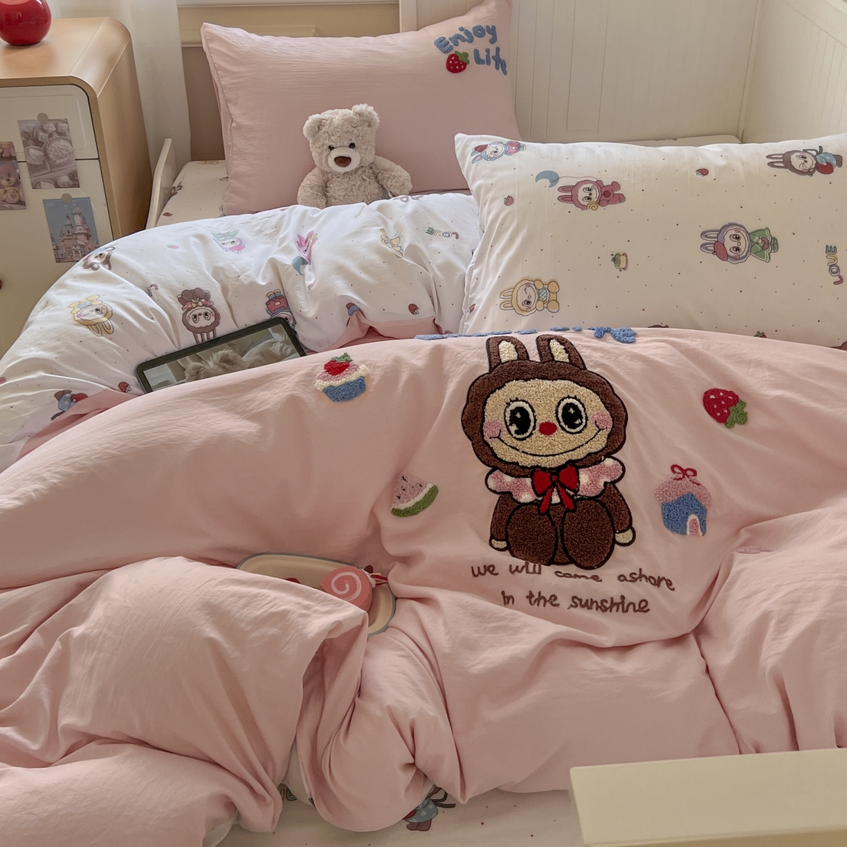 91家纺网 家纺一手货源 找家纺 三元色 2025新款110克水洗云朵棉毛巾绣四件套 草莓bubu