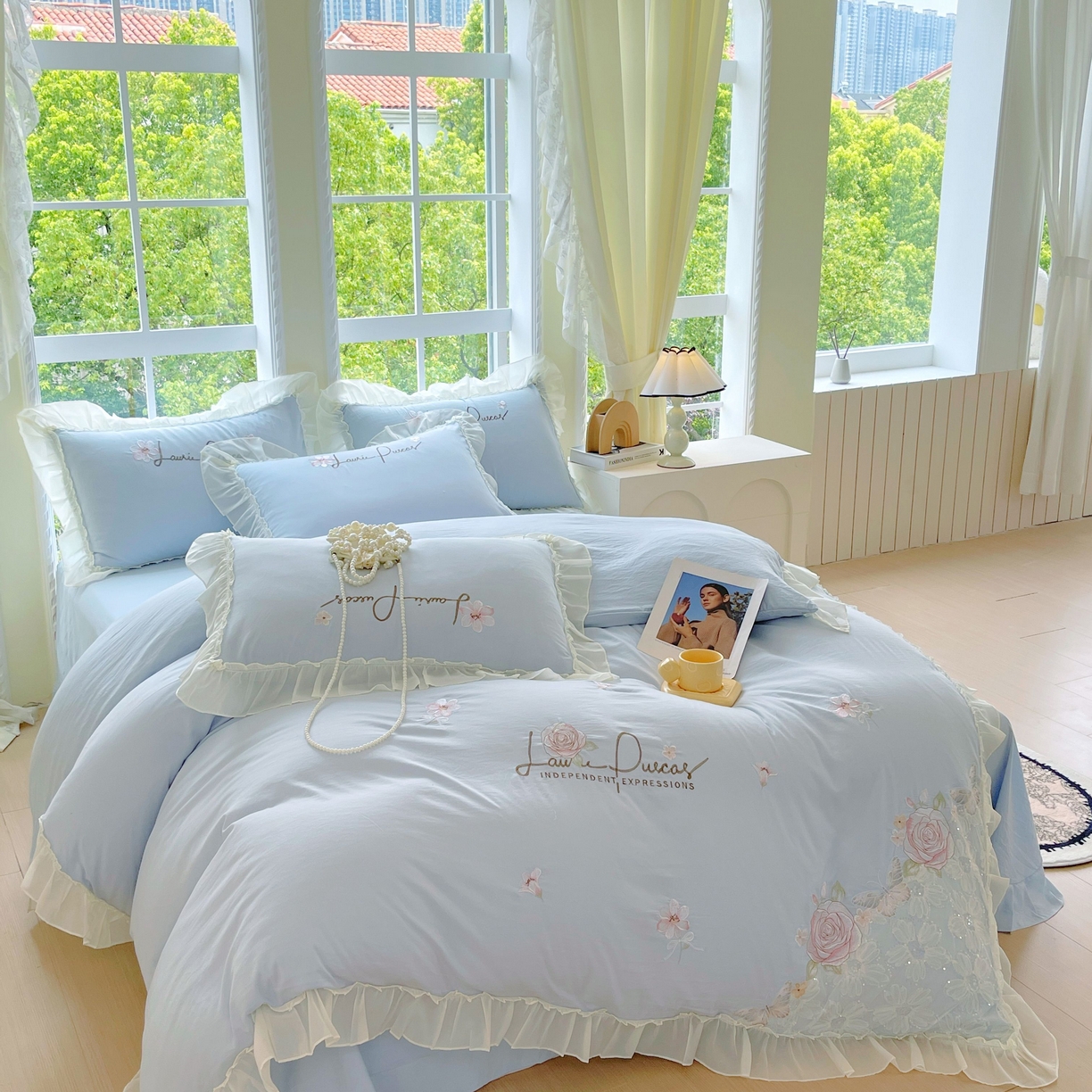 91家纺网 家纺一手货源 找家纺 大麦乐田 2025新款公主风花边糯小棉刺绣贴布绣四件套 美丽邂逅-浅兰