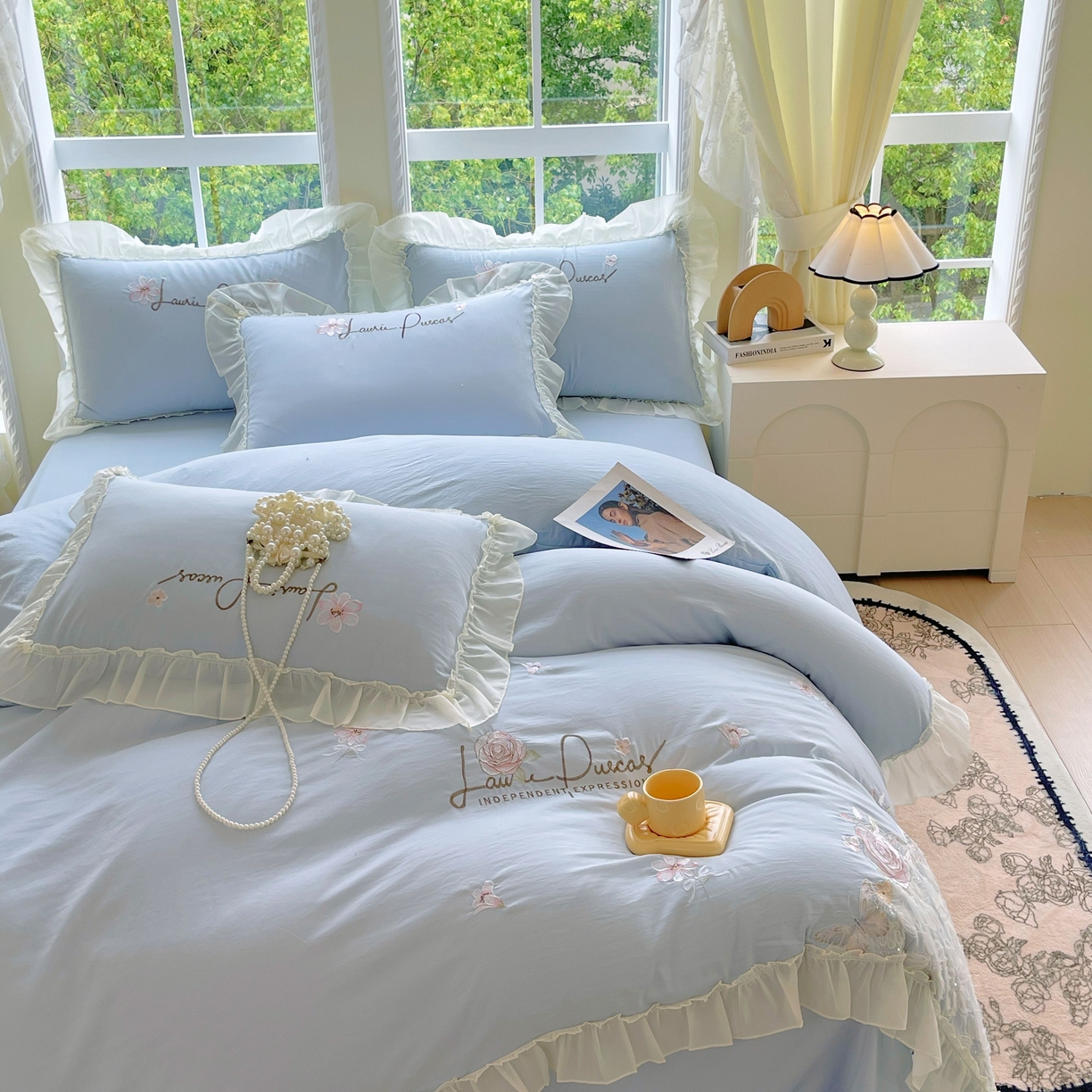 91家纺网 家纺一手货源 找家纺 大麦乐田 2025新款公主风花边糯小棉刺绣贴布绣四件套 美丽邂逅-浅兰