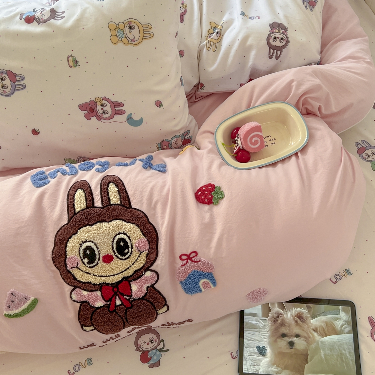 91家纺网 家纺一手货源 找家纺 三元色 2025新款110克水洗云朵棉毛巾绣四件套 草莓bubu