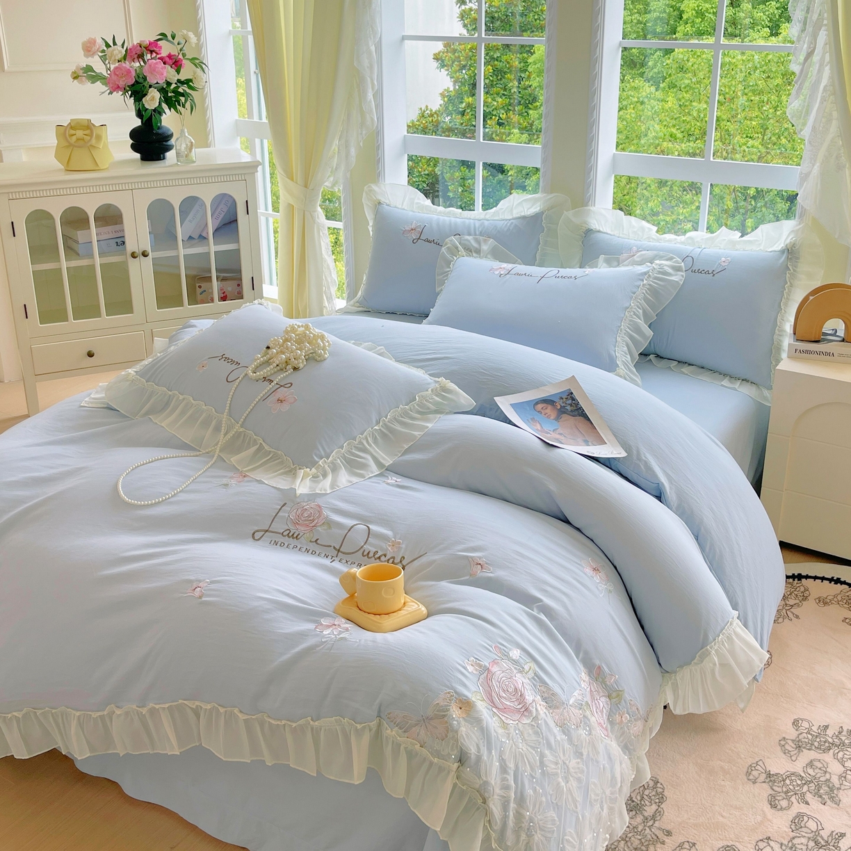 91家纺网 家纺一手货源 找家纺 大麦乐田 2025新款公主风花边糯小棉刺绣贴布绣四件套 美丽邂逅-浅兰