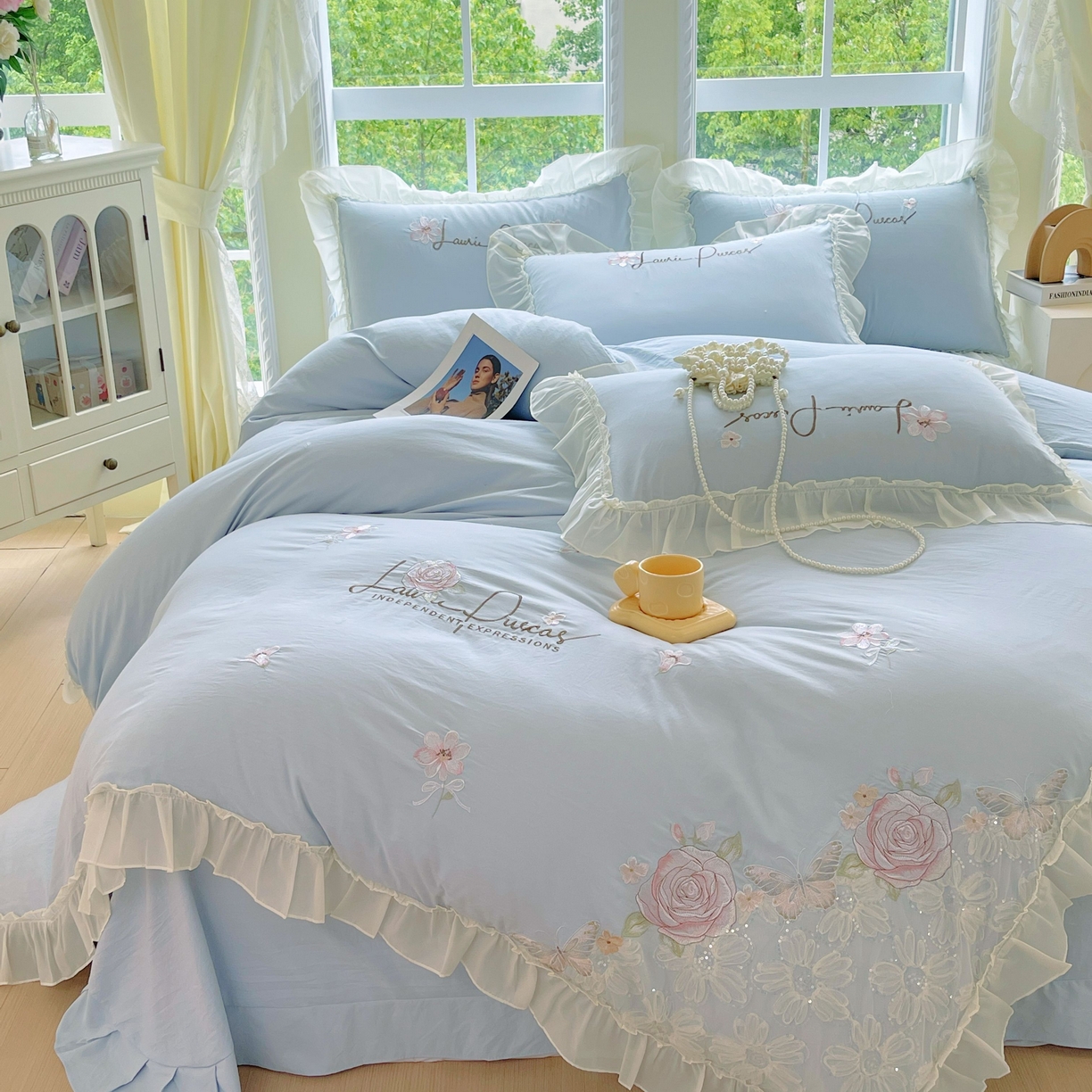 91家纺网 家纺一手货源 找家纺 大麦乐田 2025新款公主风花边糯小棉刺绣贴布绣四件套 美丽邂逅-浅兰