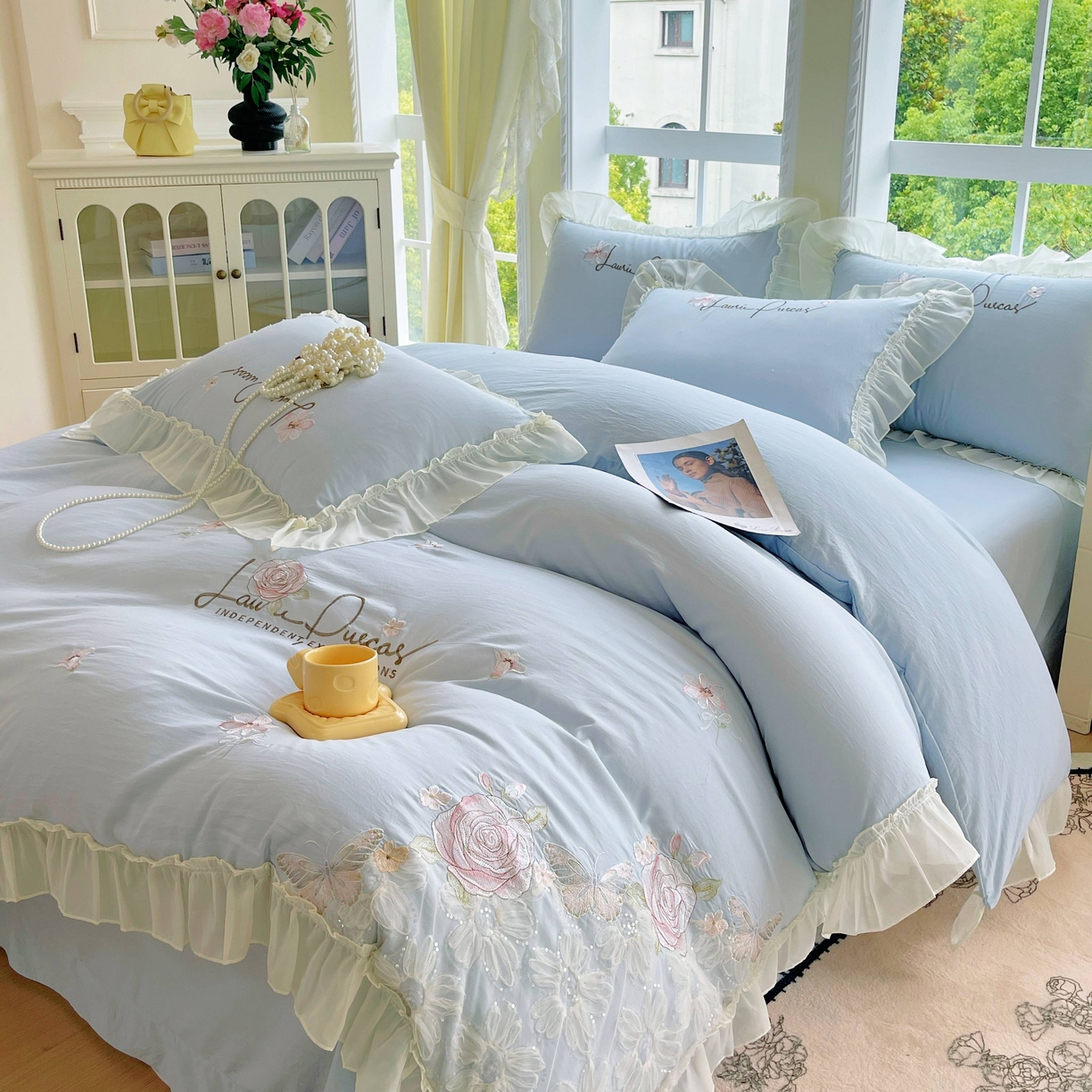 91家纺网 家纺一手货源 找家纺 大麦乐田 2025新款公主风花边糯小棉刺绣贴布绣四件套 美丽邂逅-浅兰