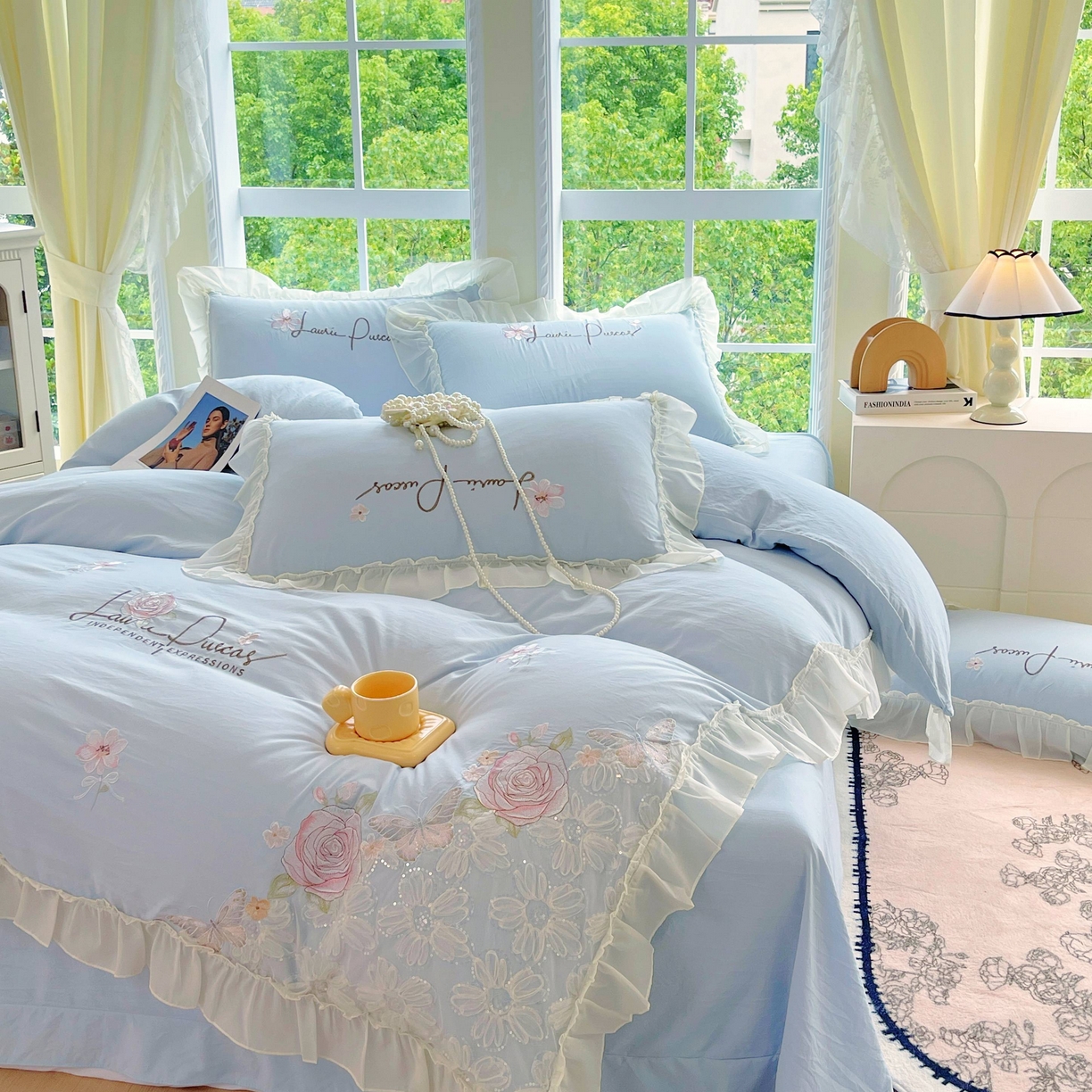 91家纺网 家纺一手货源 找家纺 大麦乐田 2025新款公主风花边糯小棉刺绣贴布绣四件套 美丽邂逅-浅兰