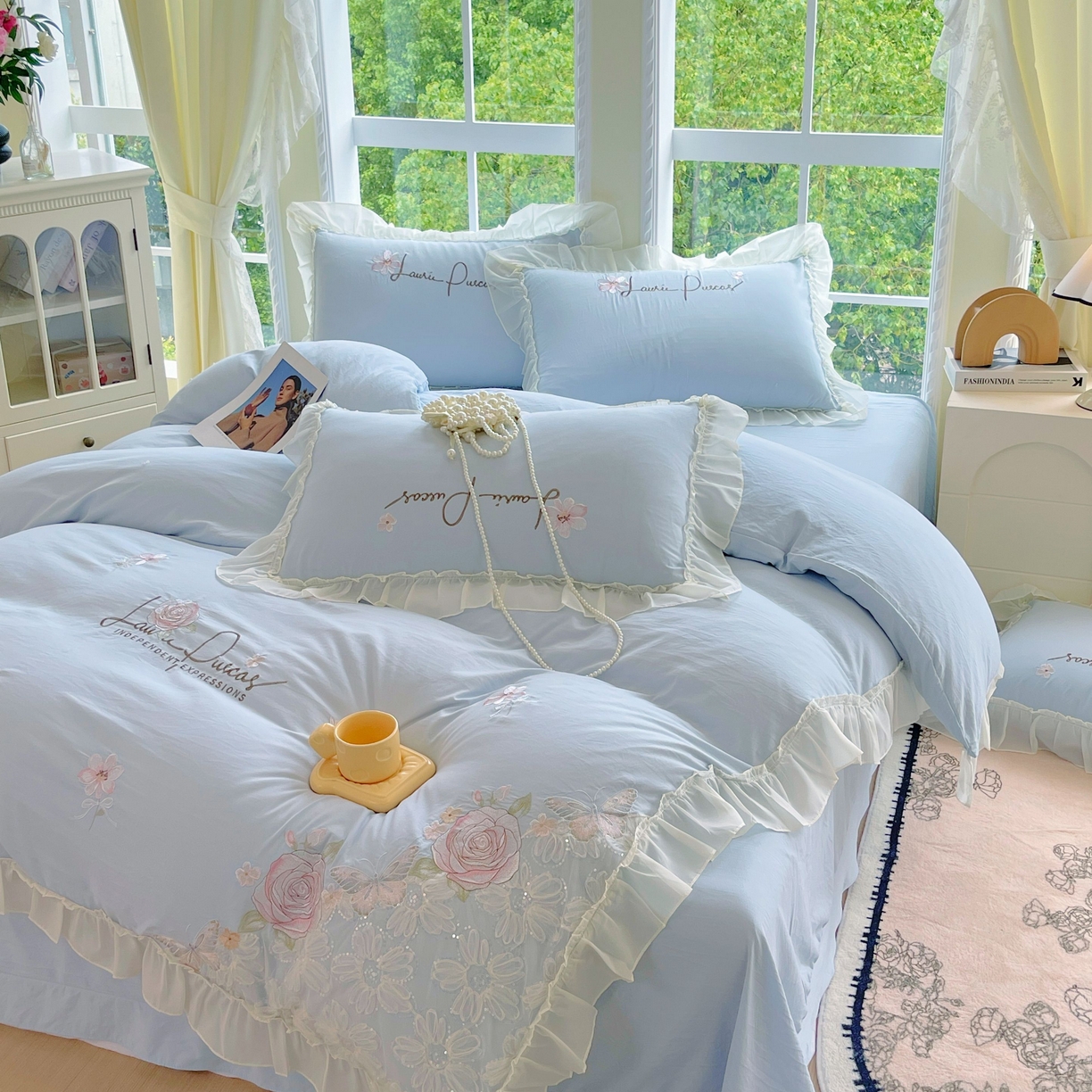 91家纺网 家纺一手货源 找家纺 大麦乐田 2025新款公主风花边糯小棉刺绣贴布绣四件套 美丽邂逅-浅兰