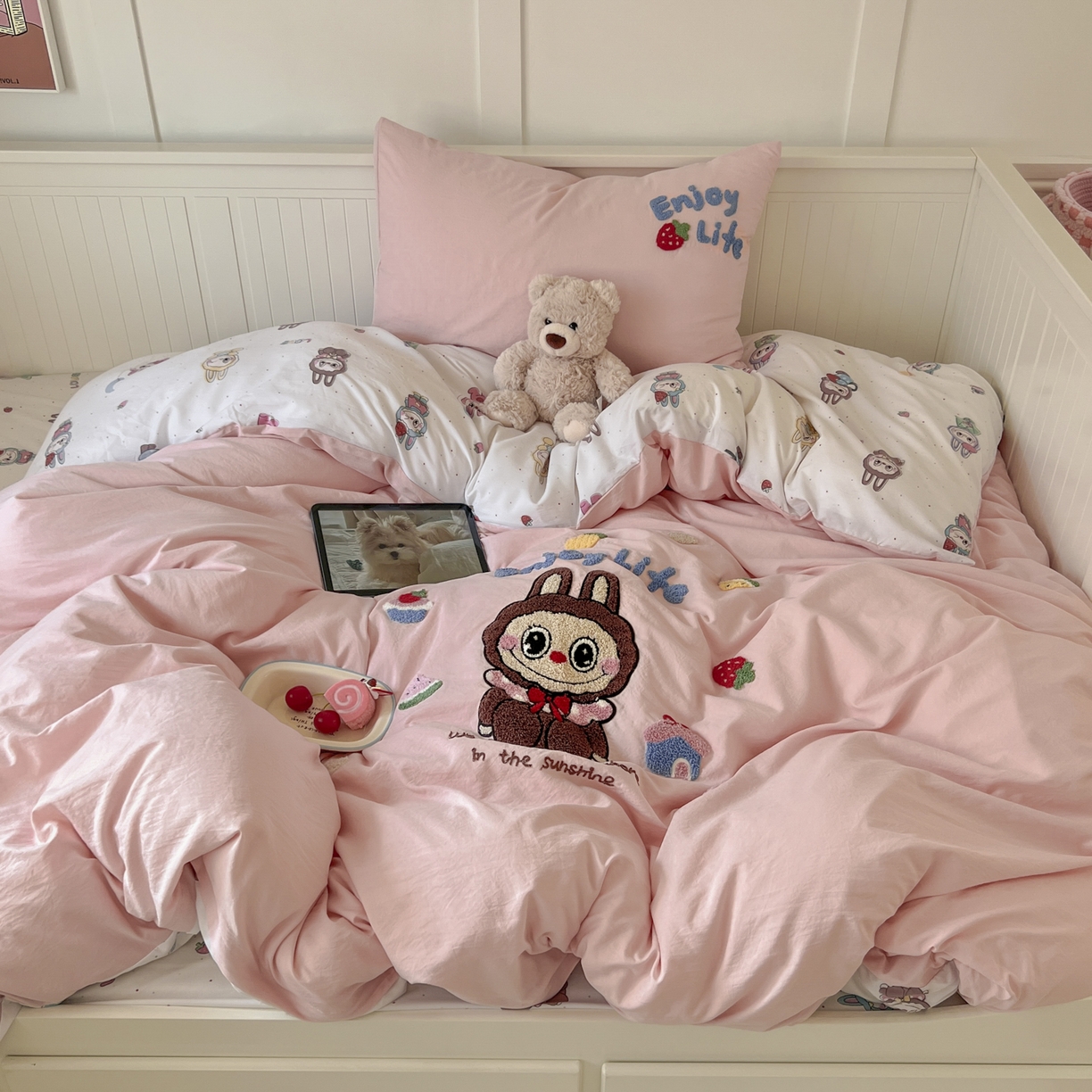 91家纺网 家纺一手货源 找家纺 三元色 2025新款110克水洗云朵棉毛巾绣四件套 草莓bubu