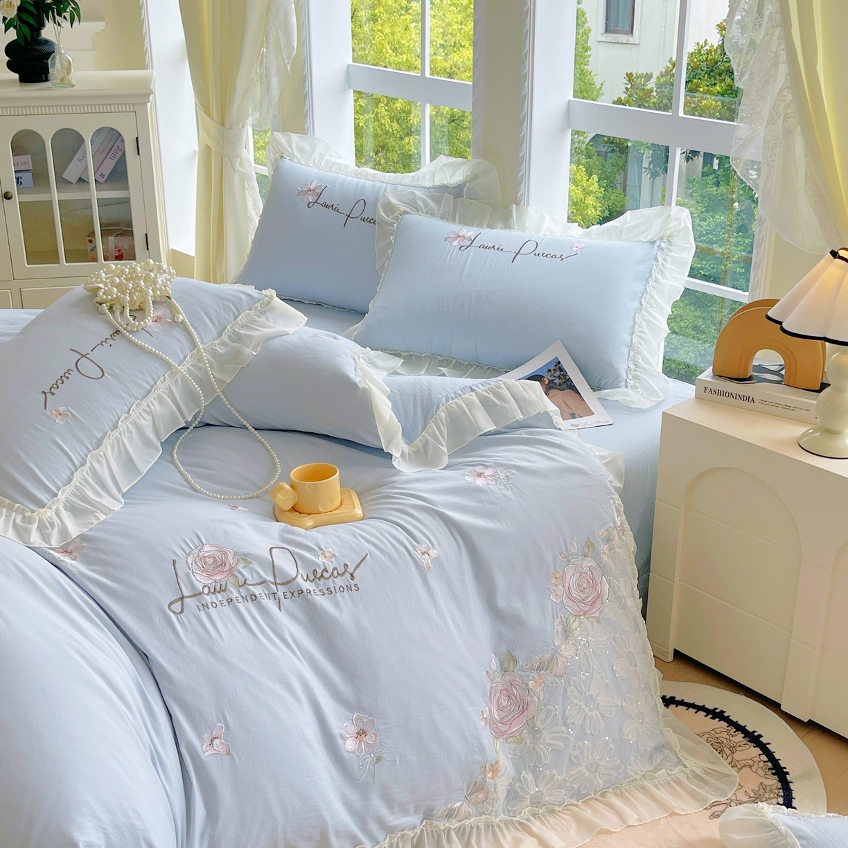 91家纺网 家纺一手货源 找家纺 大麦乐田 2025新款公主风花边糯小棉刺绣贴布绣四件套 美丽邂逅-浅兰