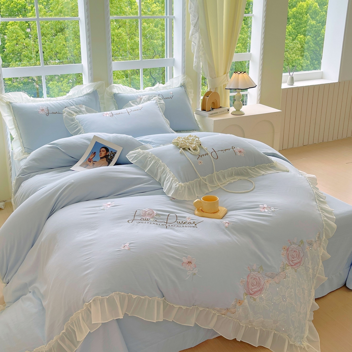 91家纺网 家纺一手货源 找家纺 大麦乐田 2025新款公主风花边糯小棉刺绣贴布绣四件套 美丽邂逅-浅兰