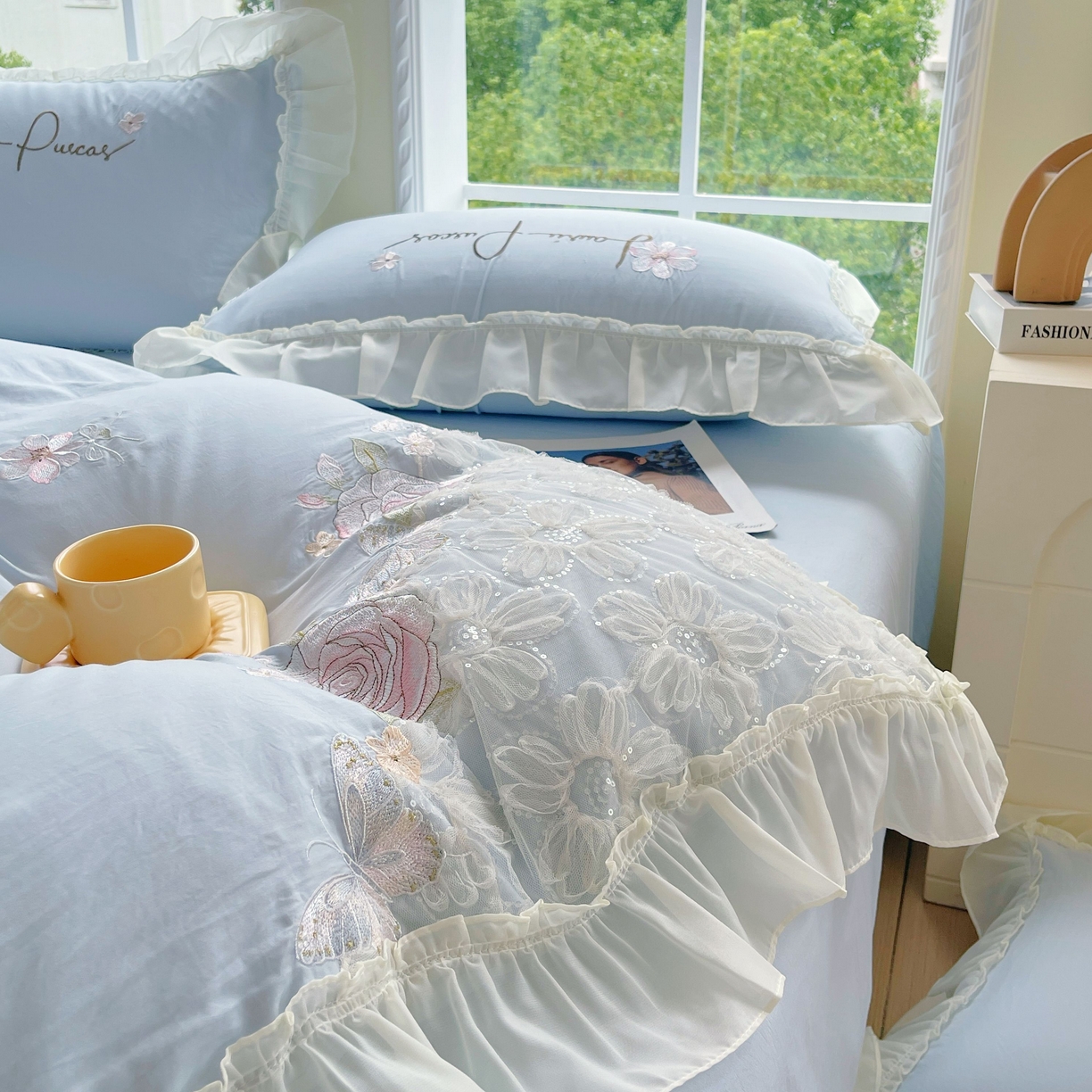 91家纺网 家纺一手货源 找家纺 大麦乐田 2025新款公主风花边糯小棉刺绣贴布绣四件套 美丽邂逅-浅兰